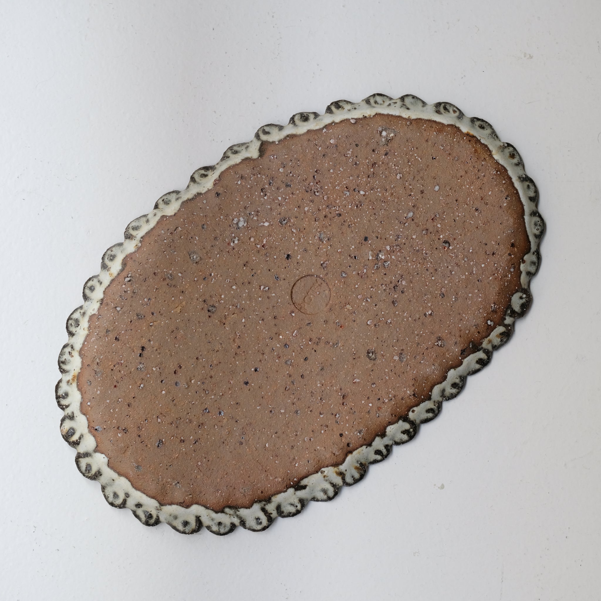 Plat oval en terre recoltée L 36cm - blanc mat de Potry chez Brutal Ceramics