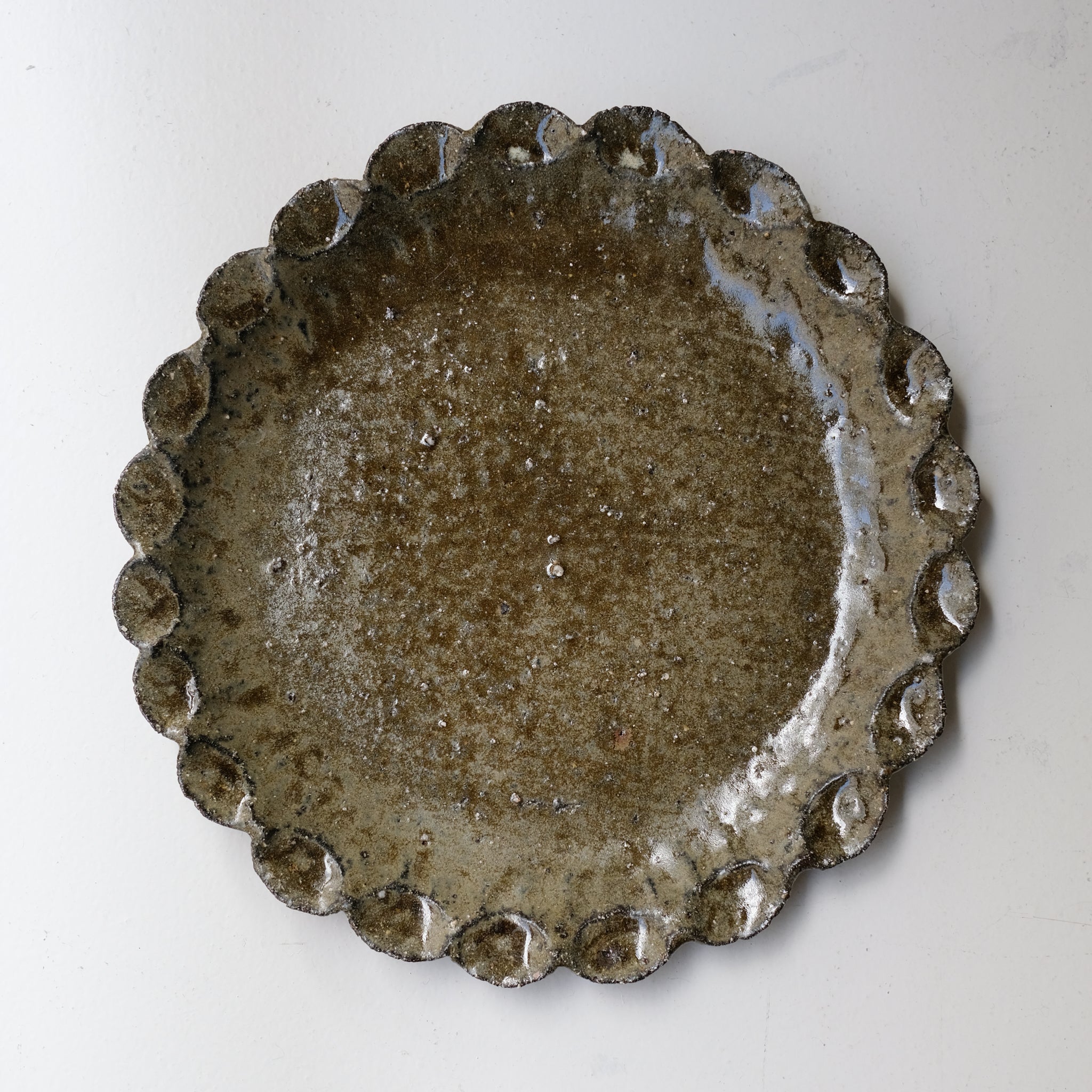 Plat en terre recoltée D 36cm - vert brillant de Potry chez Brutal Ceramics