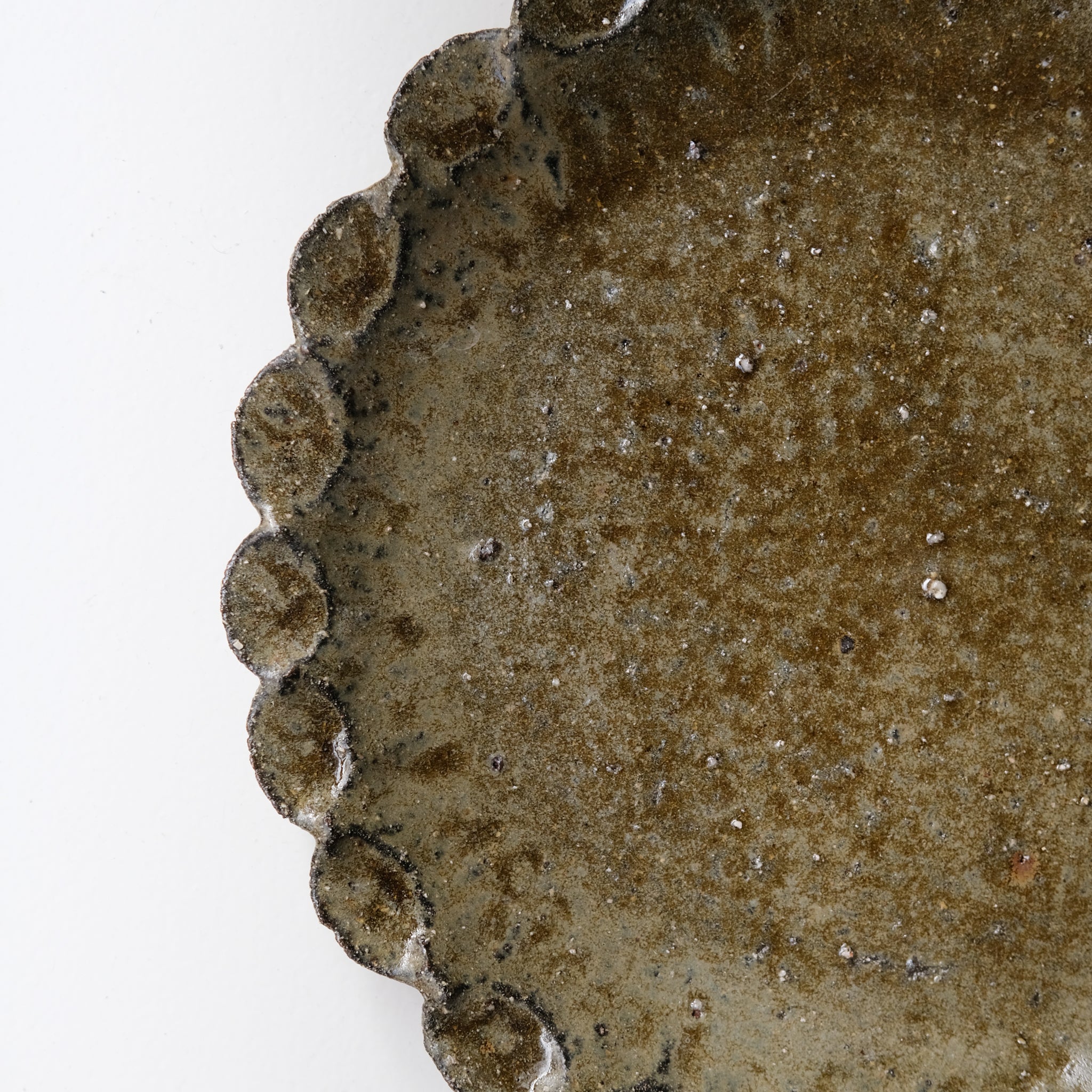Plat en terre recoltée D 36cm - vert brillant de Potry chez Brutal Ceramics