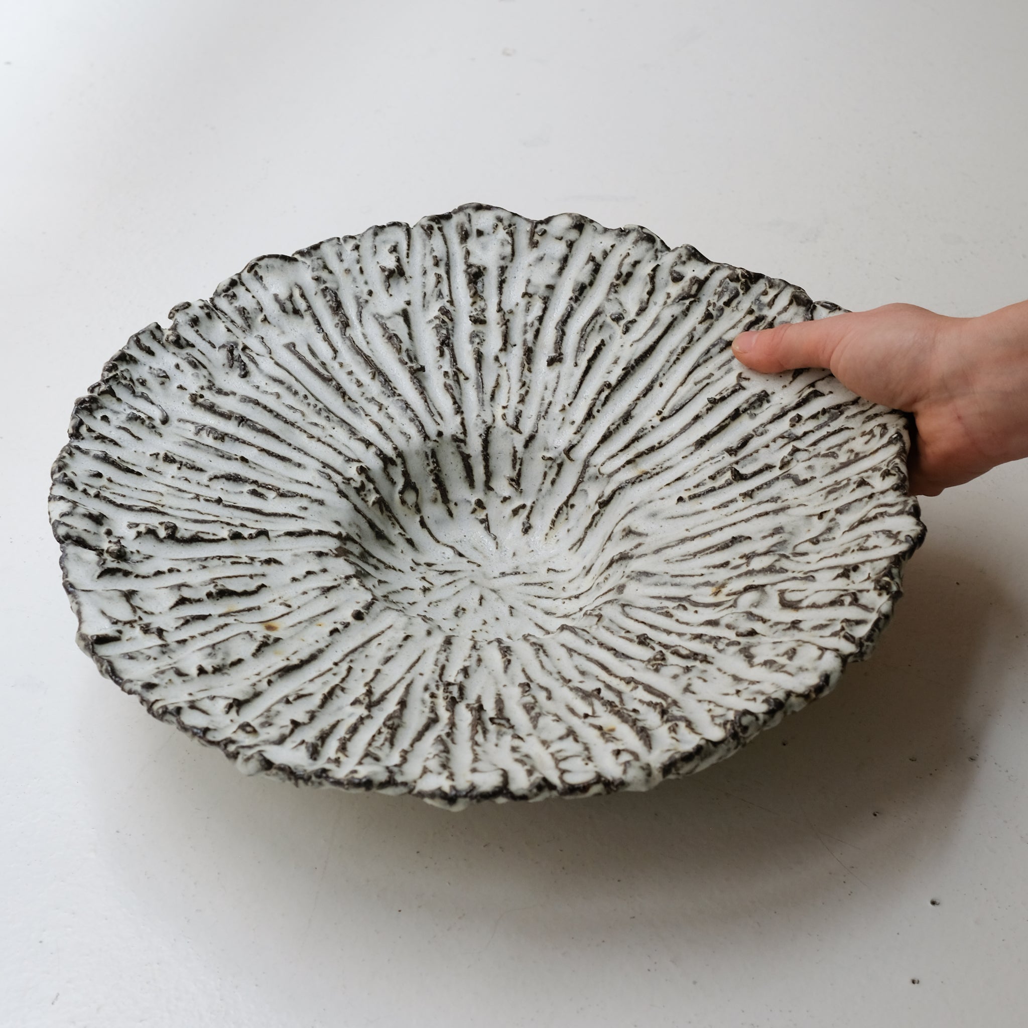 Plat en terre recoltée D 35cm - blanc mat de Potry chez Brutal Ceramics
