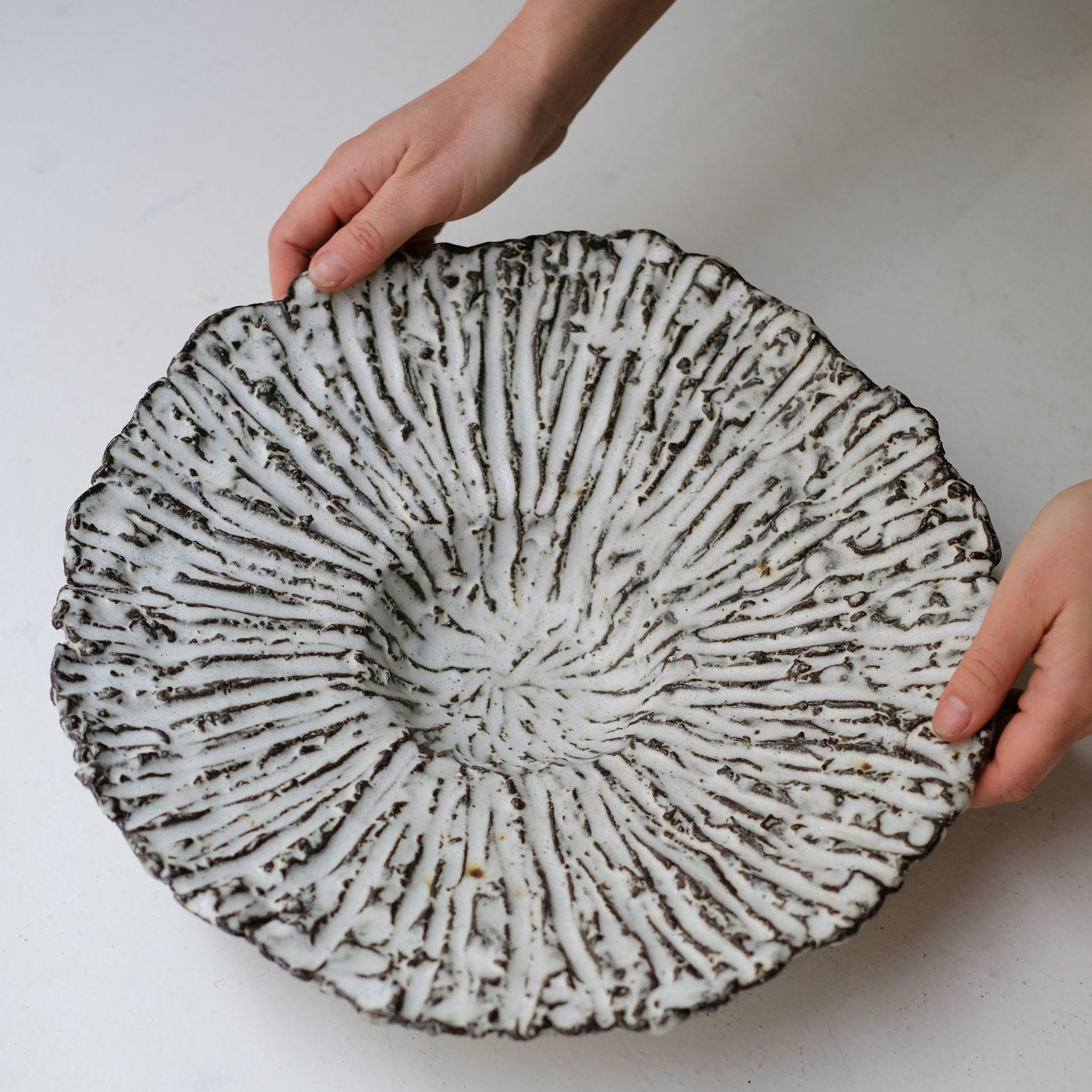 Plat en terre recoltée D 35cm - blanc mat de Potry chez Brutal Ceramics