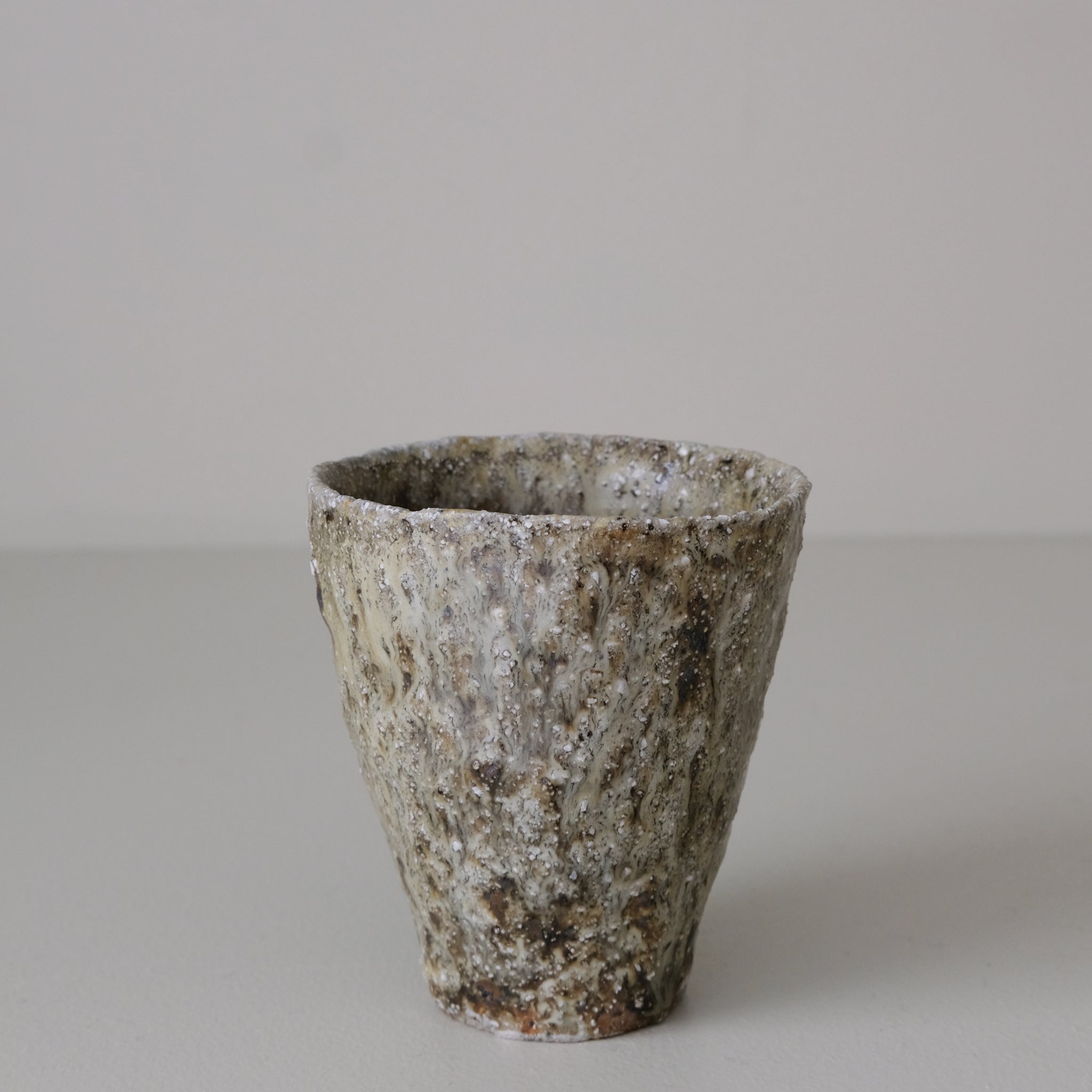 Tasse en terre recoltée cuisson feu 140ml -vert clair de Potry chez Brutal Ceramics