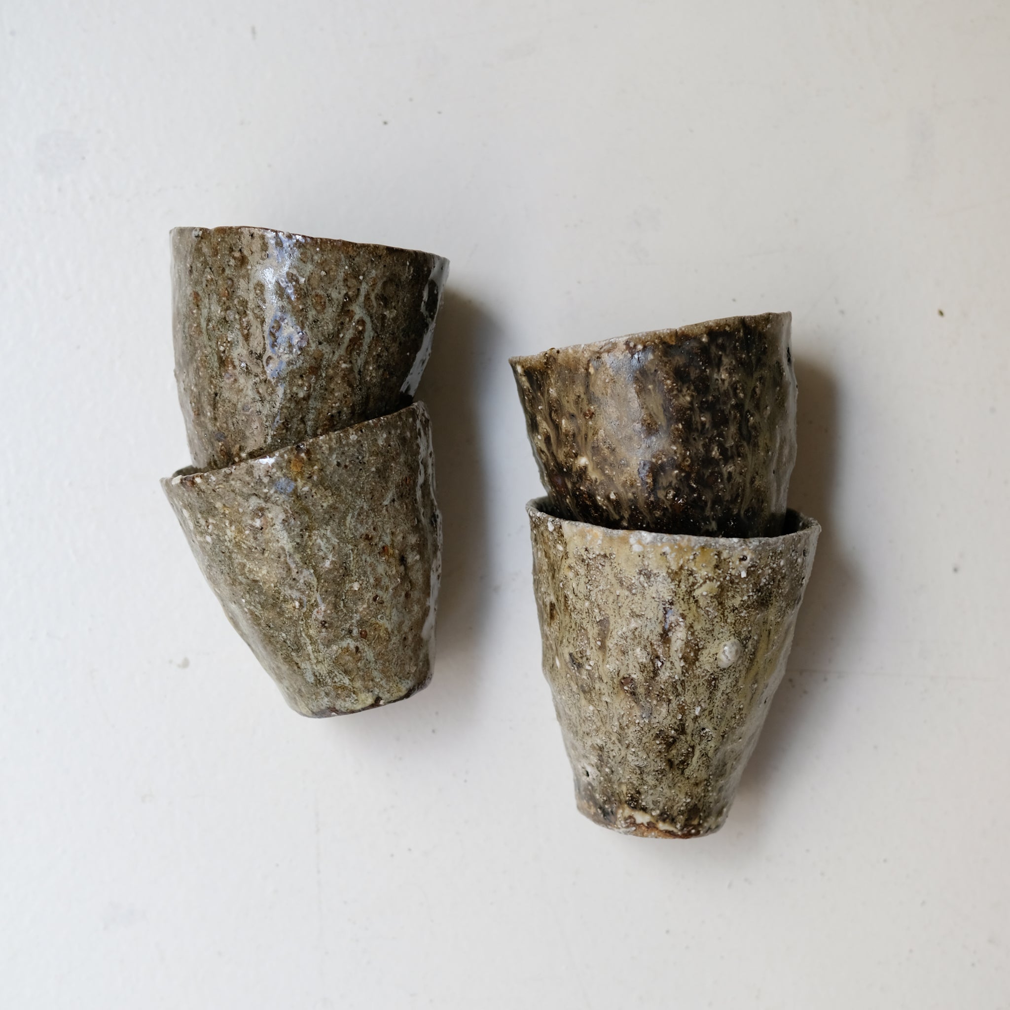 Tasse en terre recoltée cuisson feu 140ml -vert clair de Potry chez Brutal Ceramics