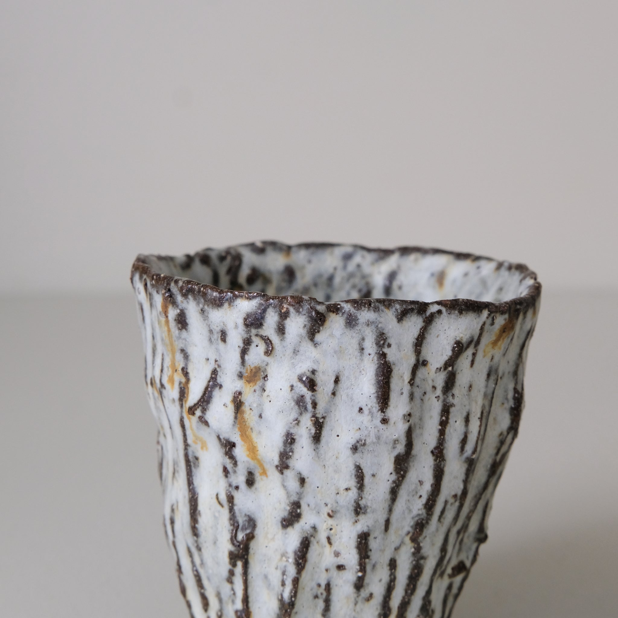 Tasse en terre recoltée 140ml -blanc mat de Potry chez Brutal Ceramics