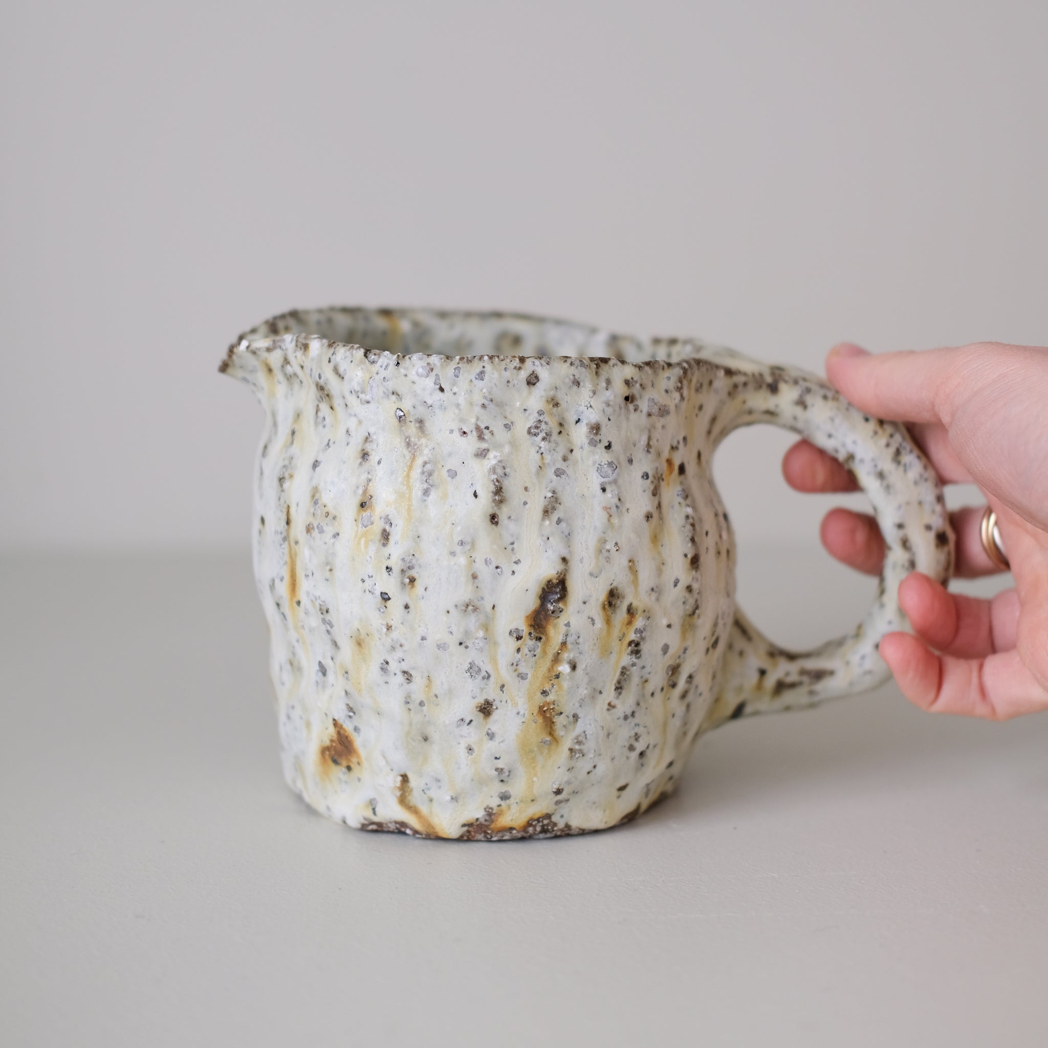 Pichet en terre recoltée 600ml -blanc mat de Potry chez Brutal Ceramics