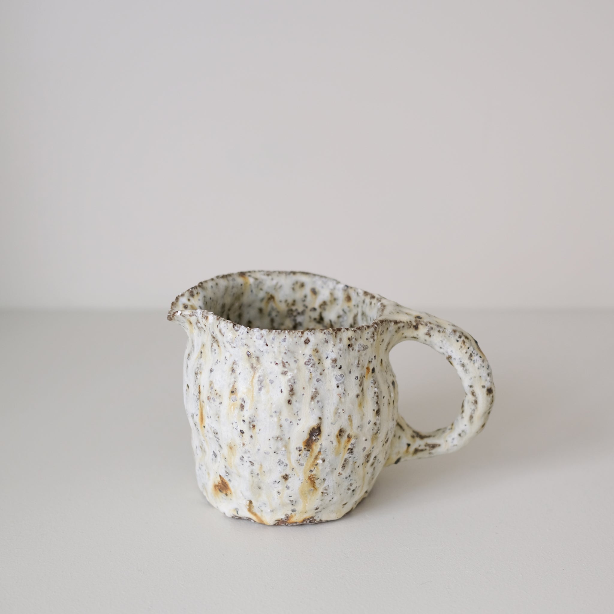 Pichet en terre recoltée 600ml -blanc mat de Potry chez Brutal Ceramics