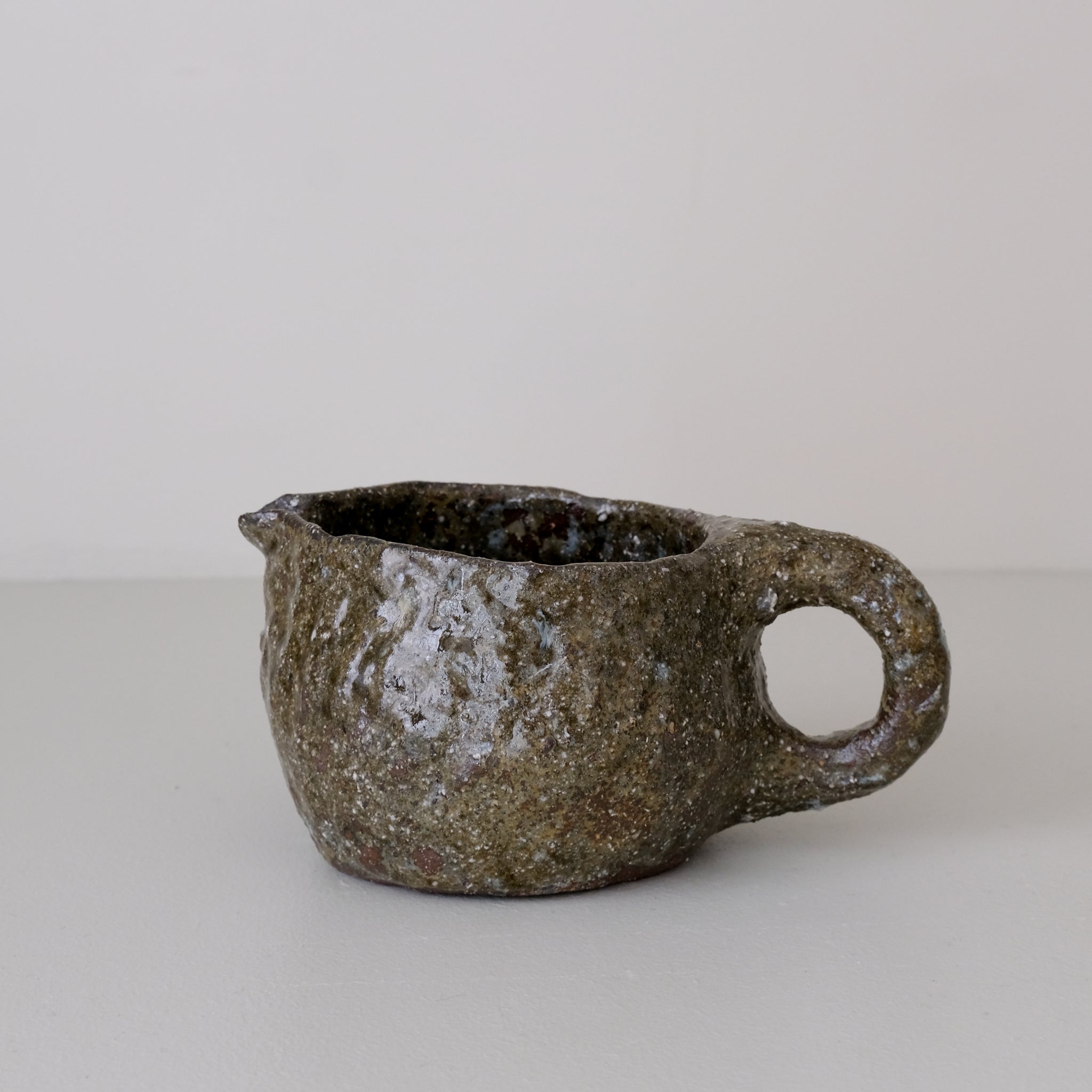 Pichet en terre recoltée cuisson feu 340ml -vert foncé brillant de Potry chez Brutal Ceramics
