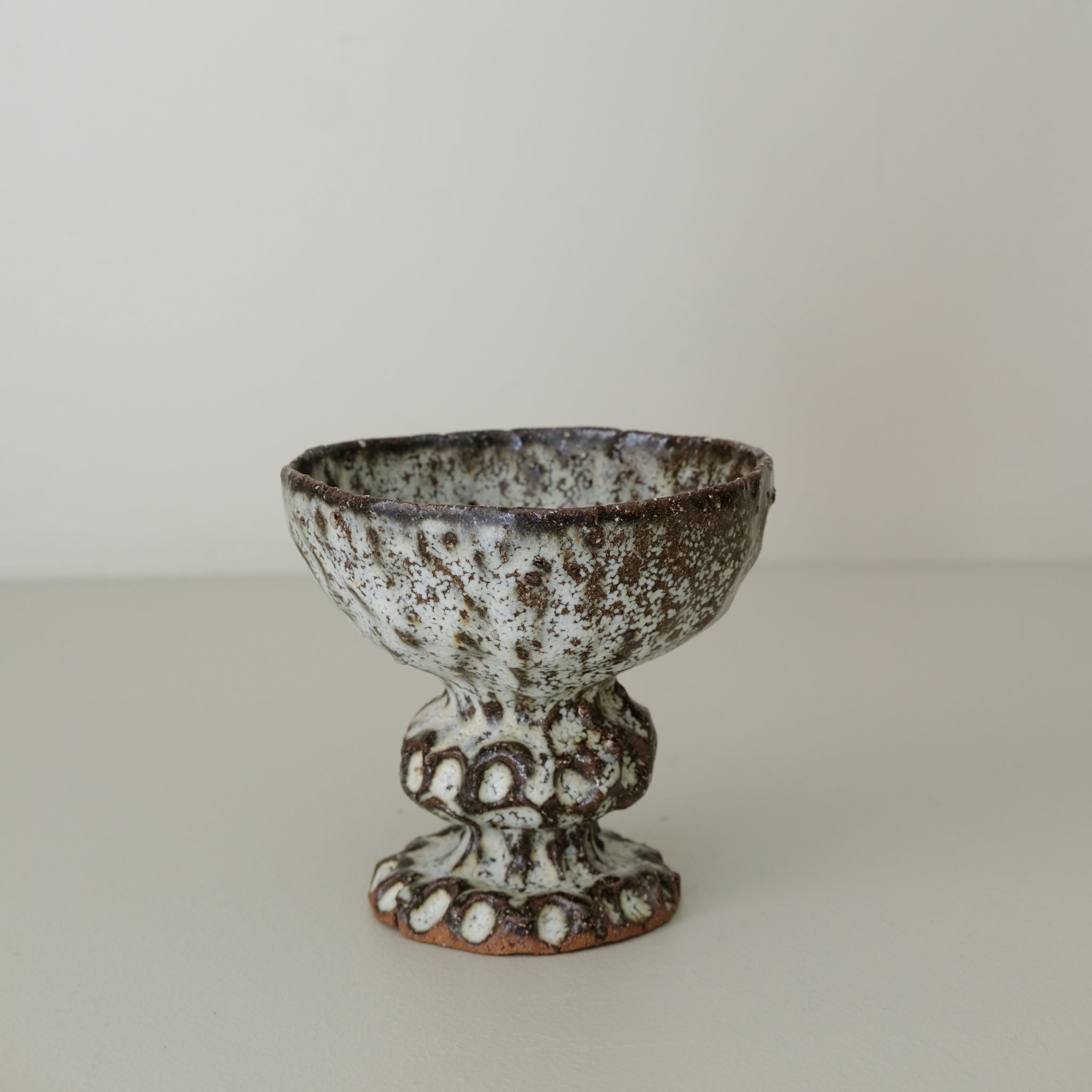 Verre sur pied en terre recoltée 90 ml - blanc gris de Potry chez Brutal Ceramics