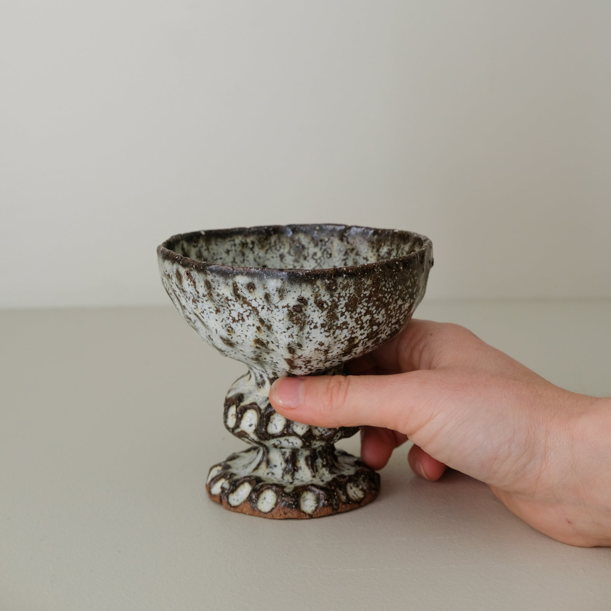 Verre sur pied en terre recoltée 90 ml - blanc gris de Potry chez Brutal Ceramics