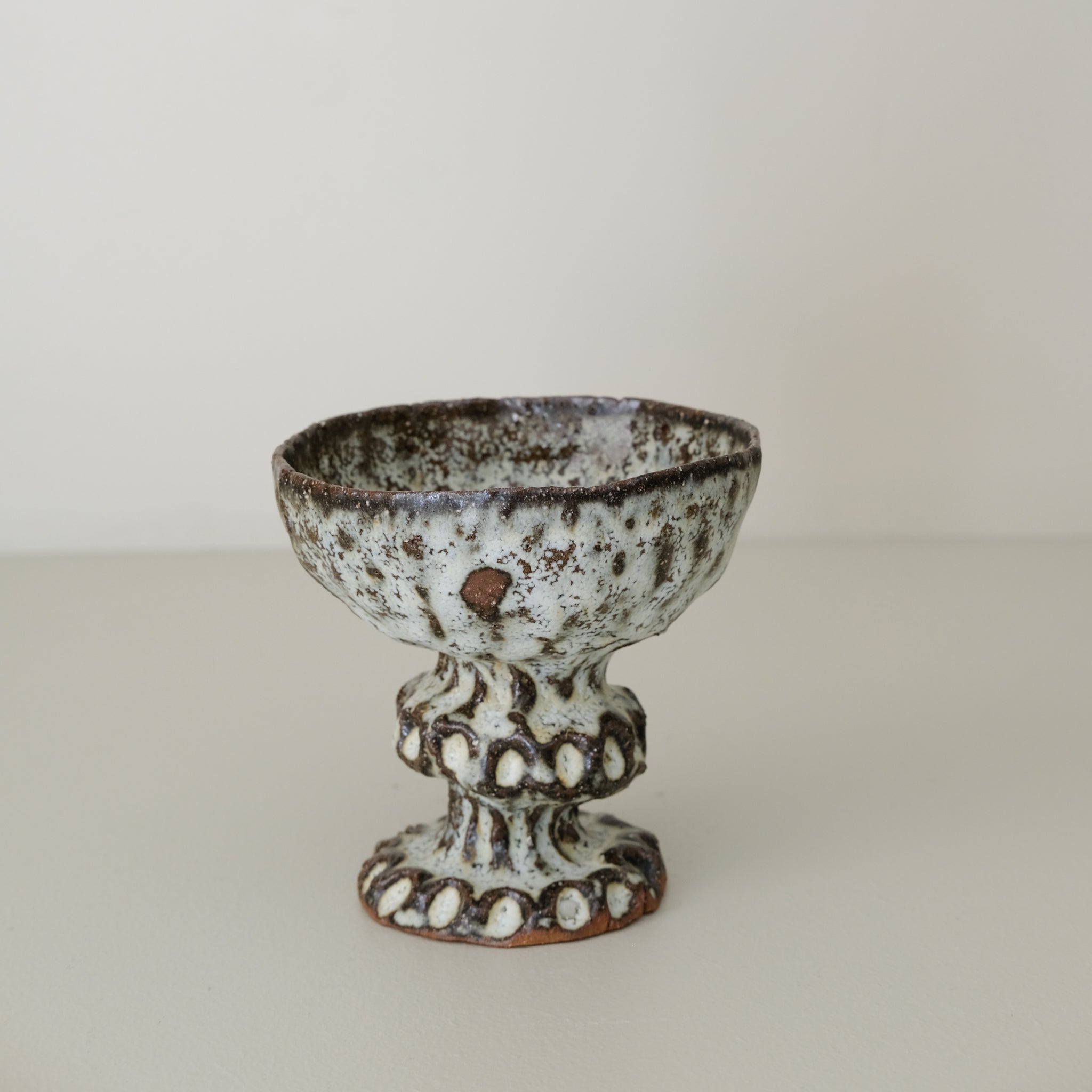 Verre sur pied en terre recoltée 90 ml - blanc gris de Potry chez Brutal Ceramics