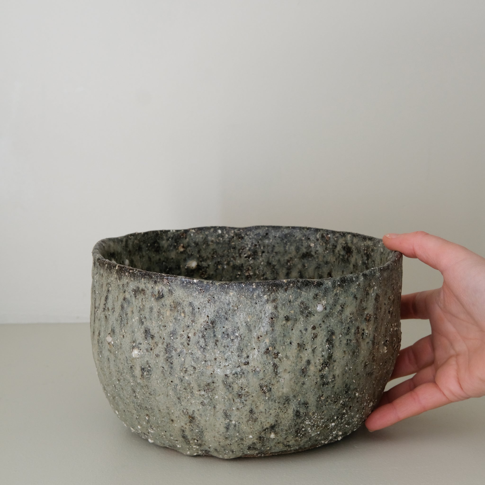 Saladier en terre recoltée D 21 cm- vert clair de Potry chez Brutal Ceramics