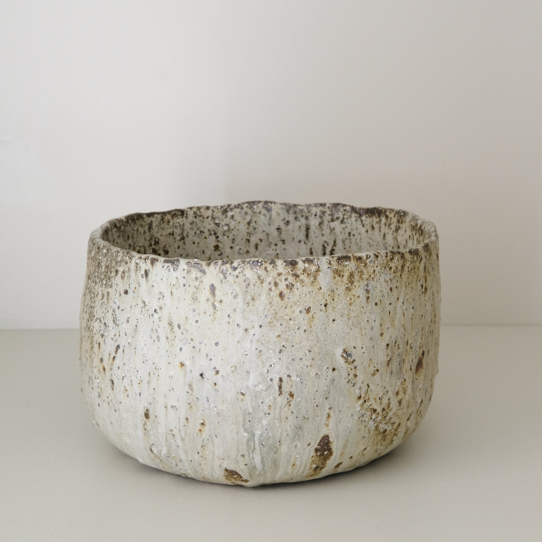 Saladier en terre recoltée cuisson feu D 25 cm- vert clair de Potry chez Brutal Ceramics