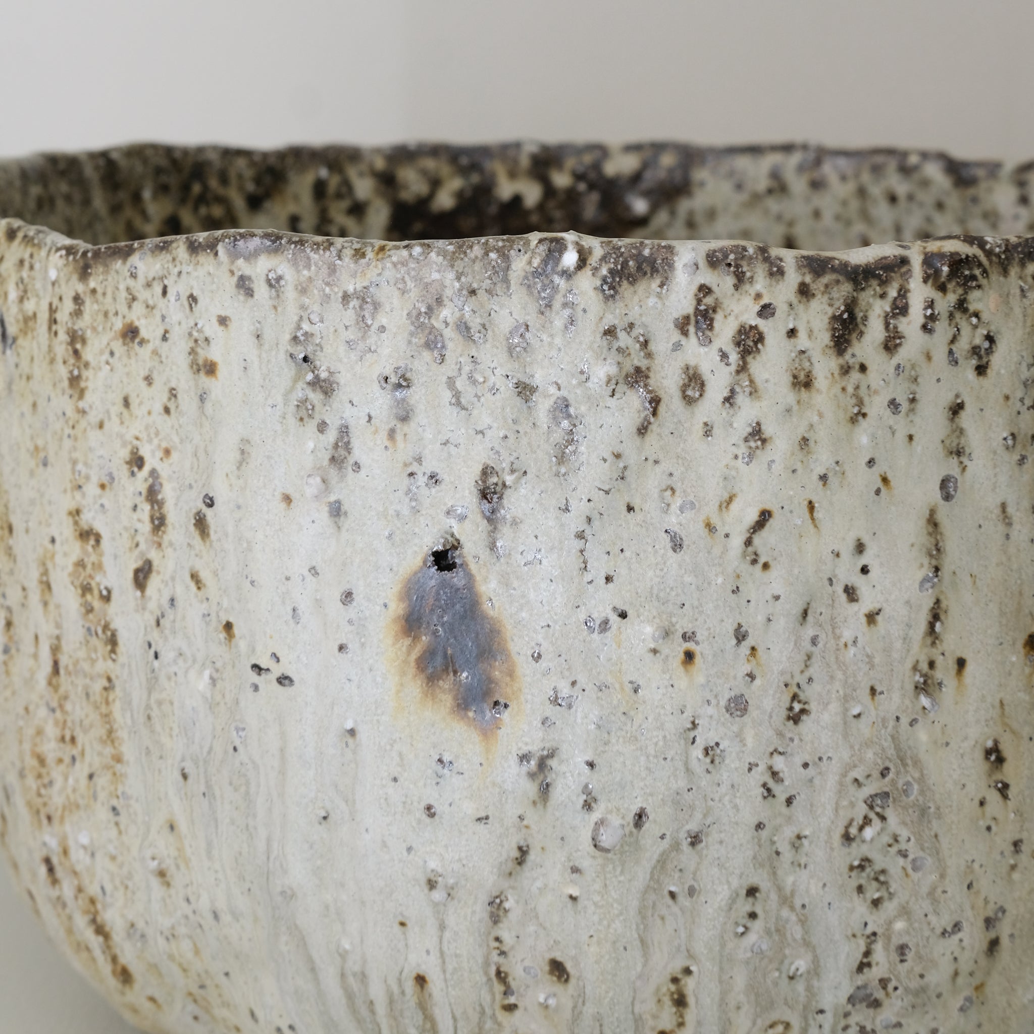 Saladier en terre recoltée cuisson feu D 25 cm- vert clair de Potry chez Brutal Ceramics