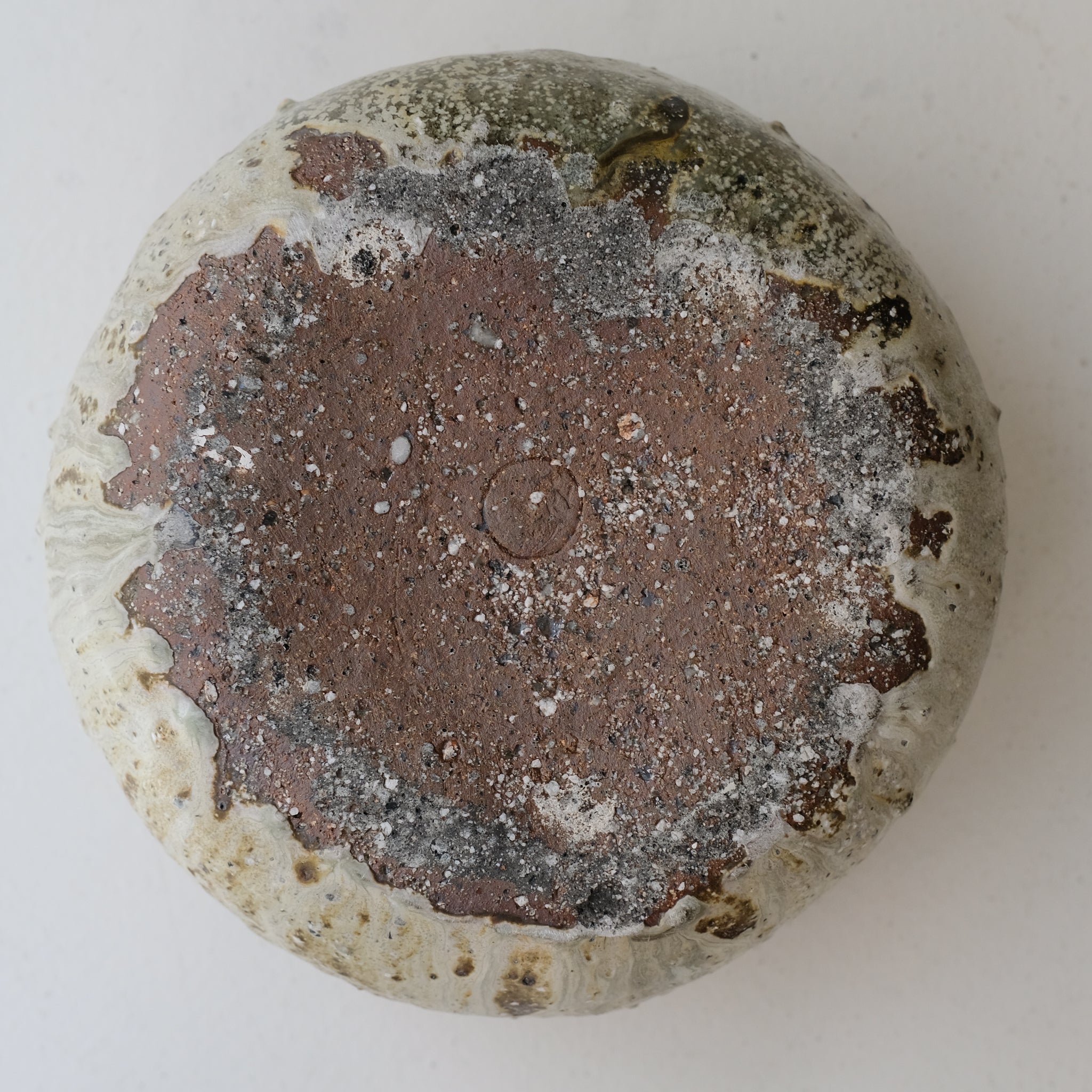 Saladier en terre recoltée cuisson feu D 25 cm- vert clair de Potry chez Brutal Ceramics