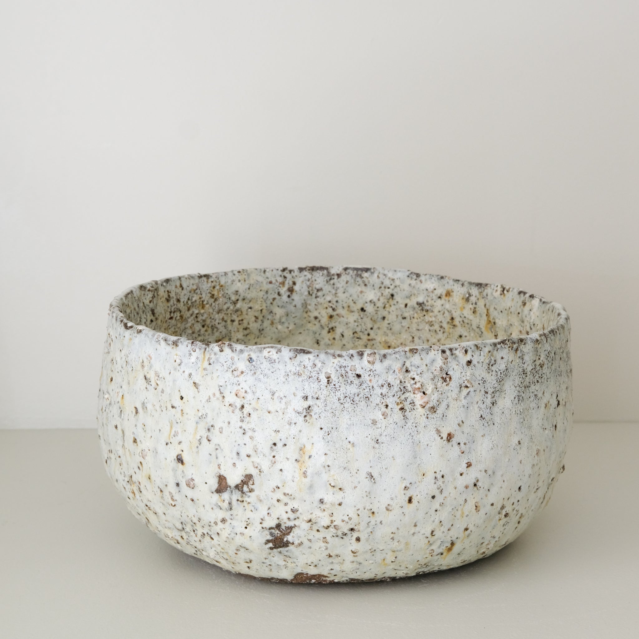 Saladier en terre recoltée D 26 cm- blanc mat de Potry chez Brutal Ceramics