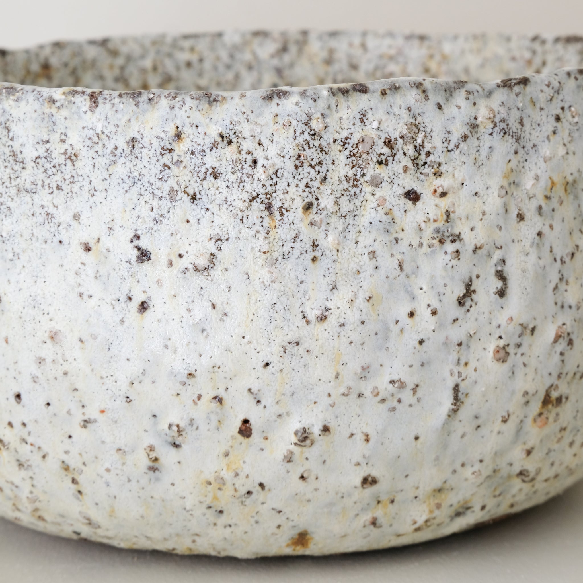 Saladier en terre recoltée D 26 cm- blanc mat de Potry chez Brutal Ceramics