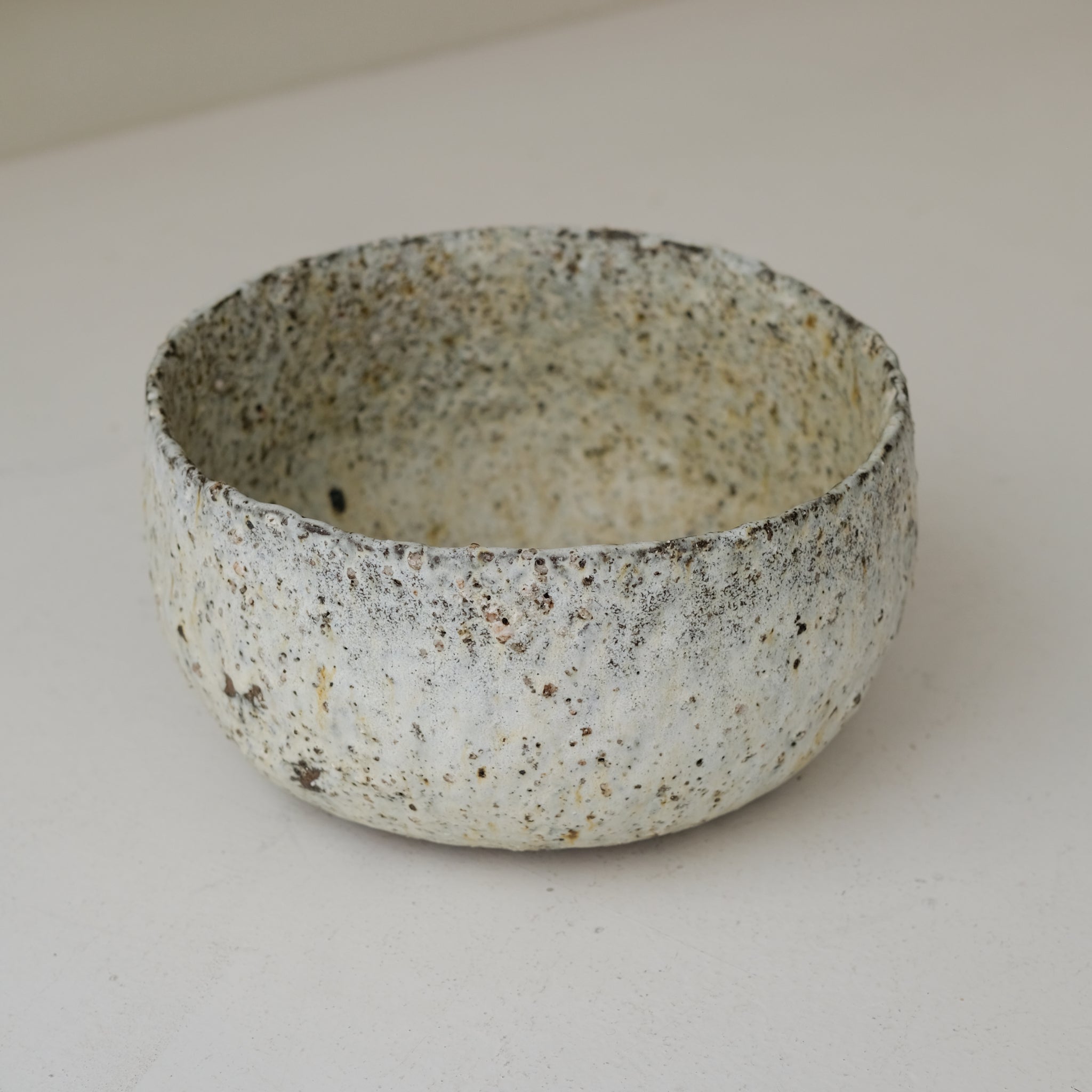 Saladier en terre recoltée D 26 cm- blanc mat de Potry chez Brutal Ceramics