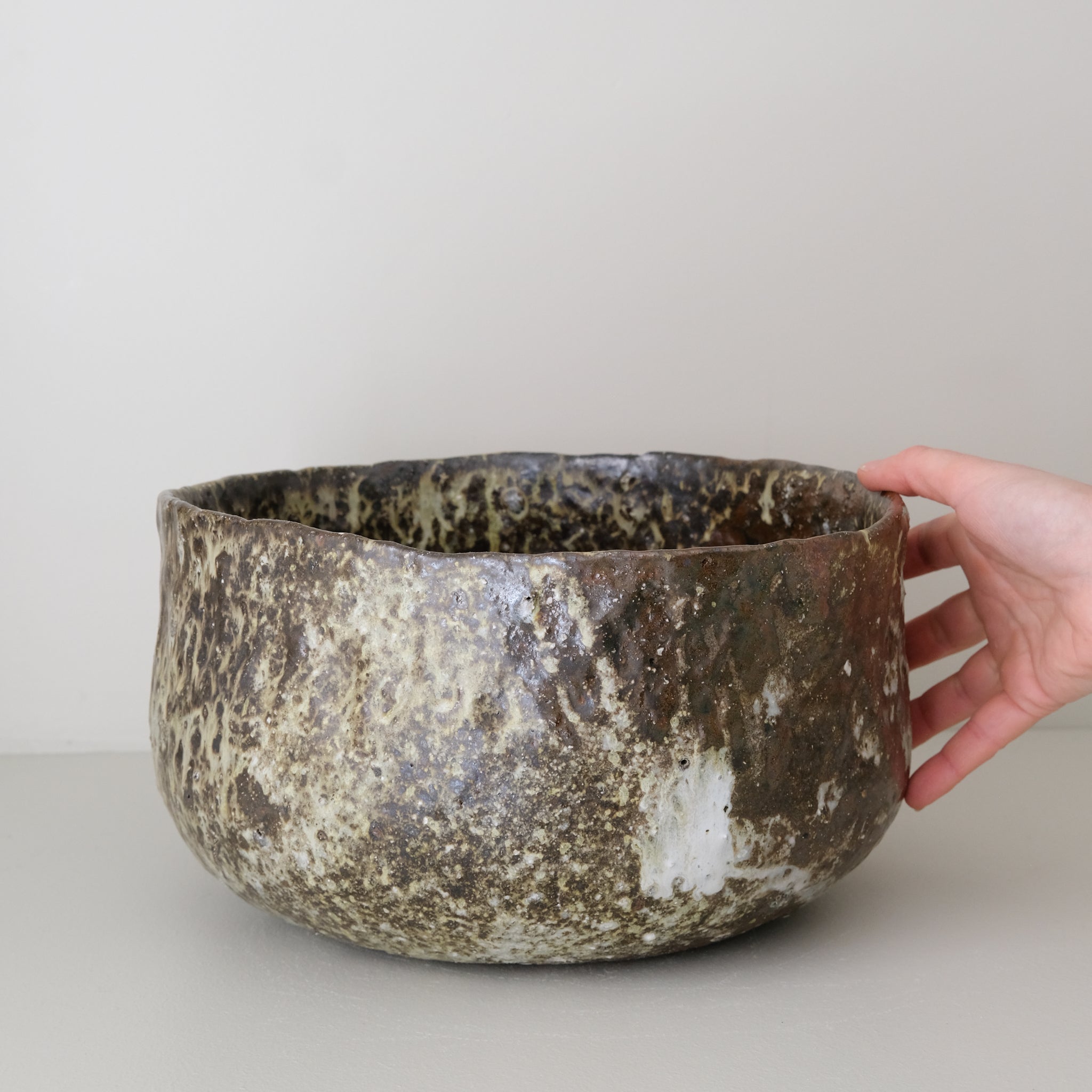Saladier en terre recoltée cuisson feu D 27 cm- brun vert de Potry chez Brutal Ceramics
