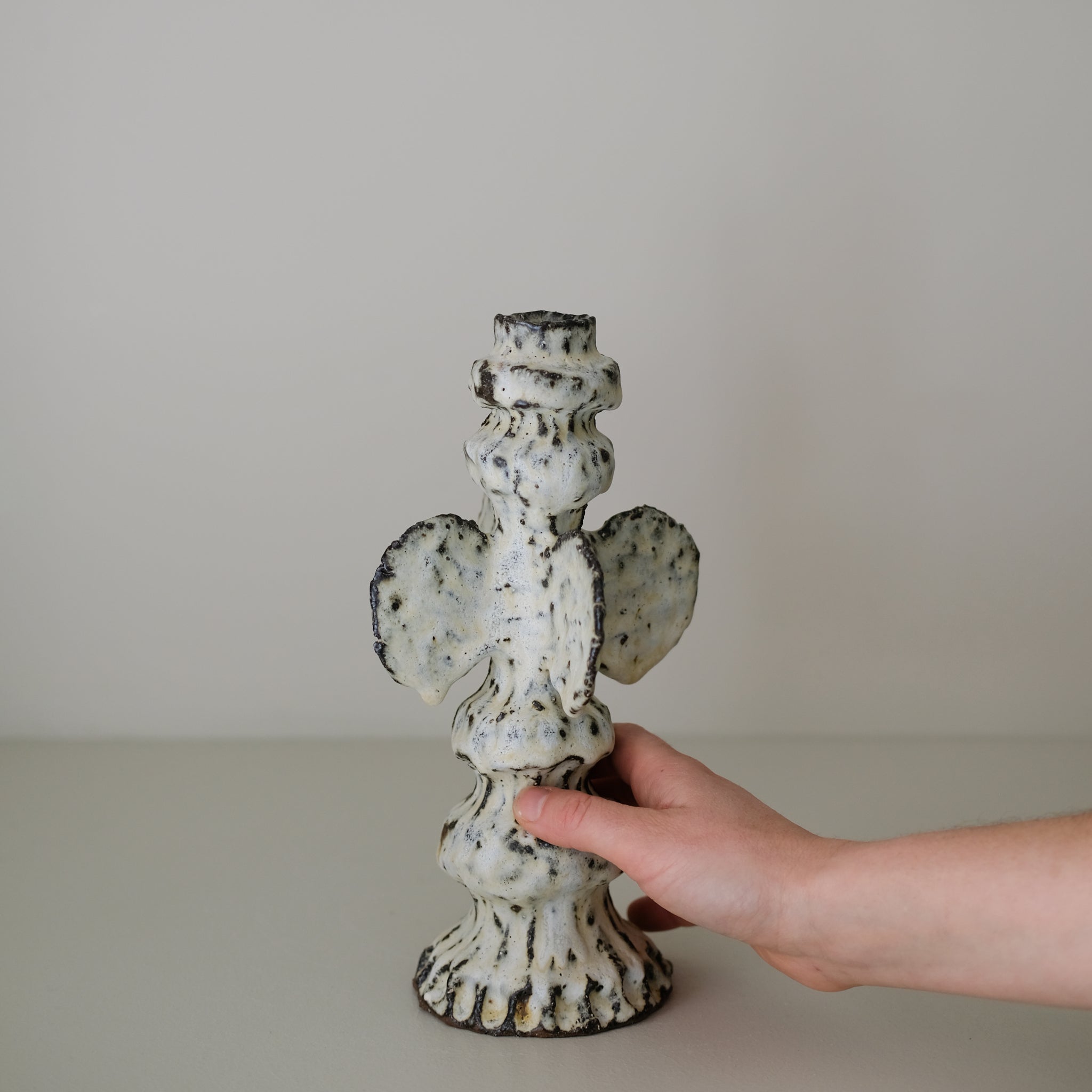 Bougeoir en terre recoltée H 27 cm- blanc mat de Potry chez Brutal Ceramics