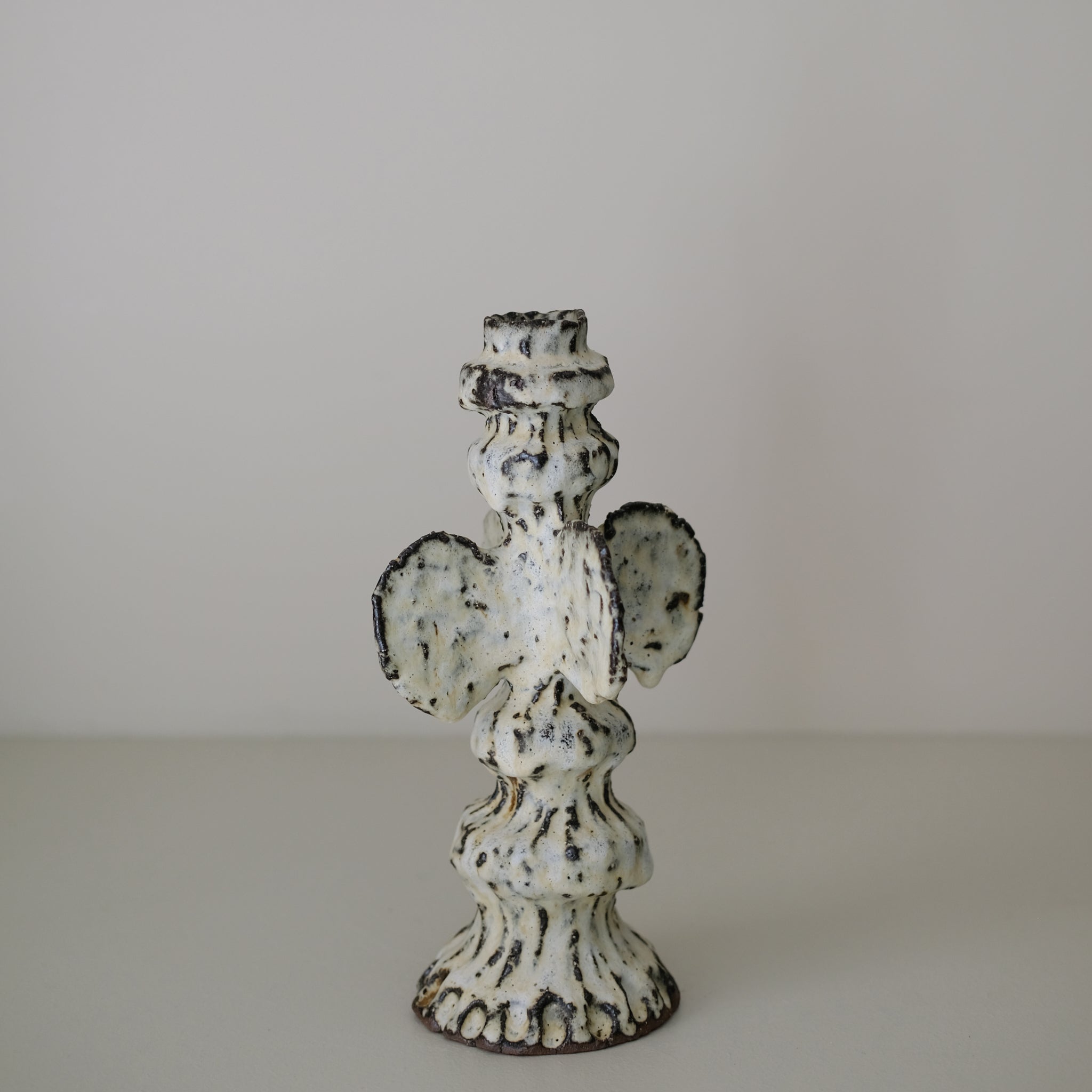 Bougeoir en terre recoltée H 27 cm- blanc mat de Potry chez Brutal Ceramics