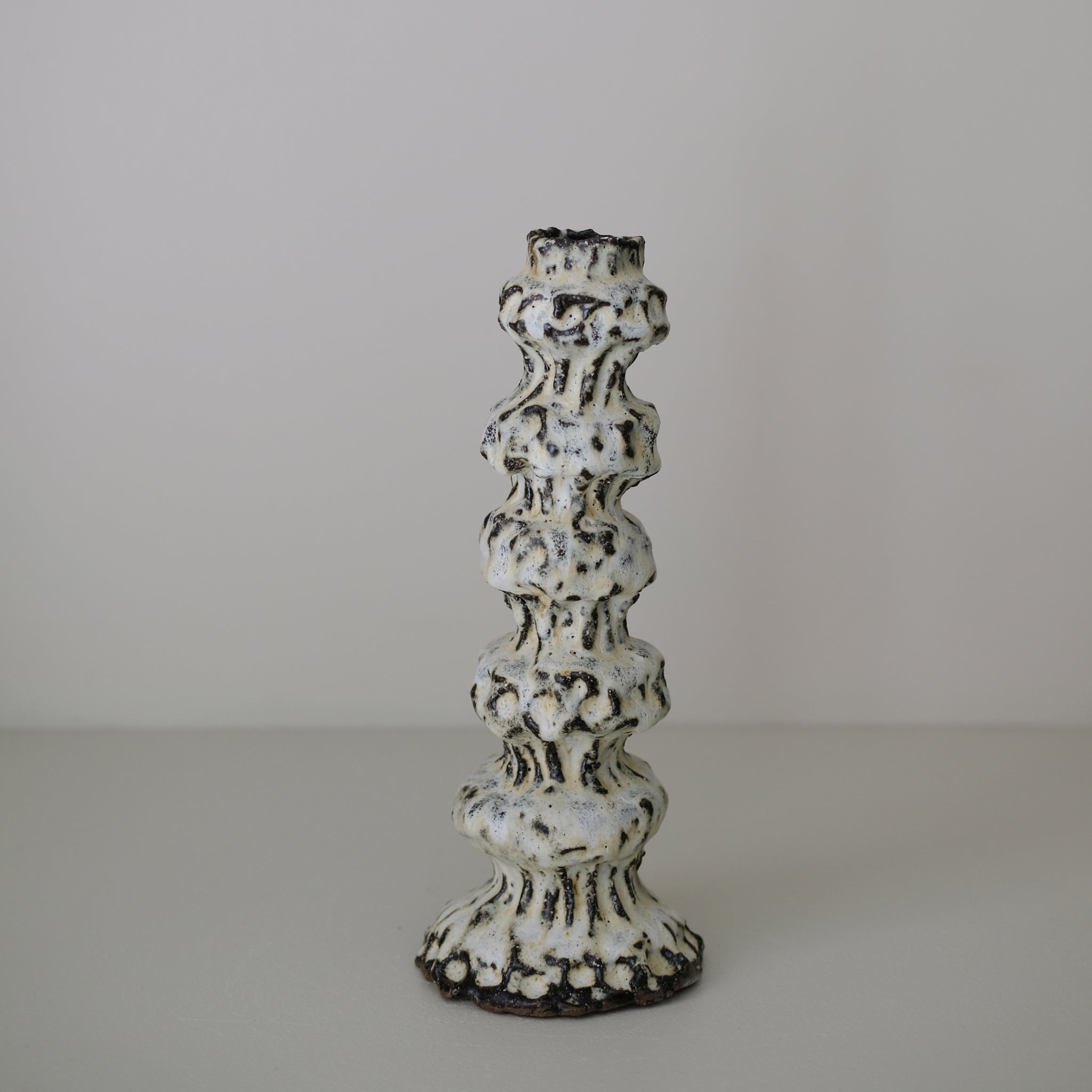 Bougeoir en terre recoltée H 28 cm- blanc mat de Potry chez Brutal Ceramics