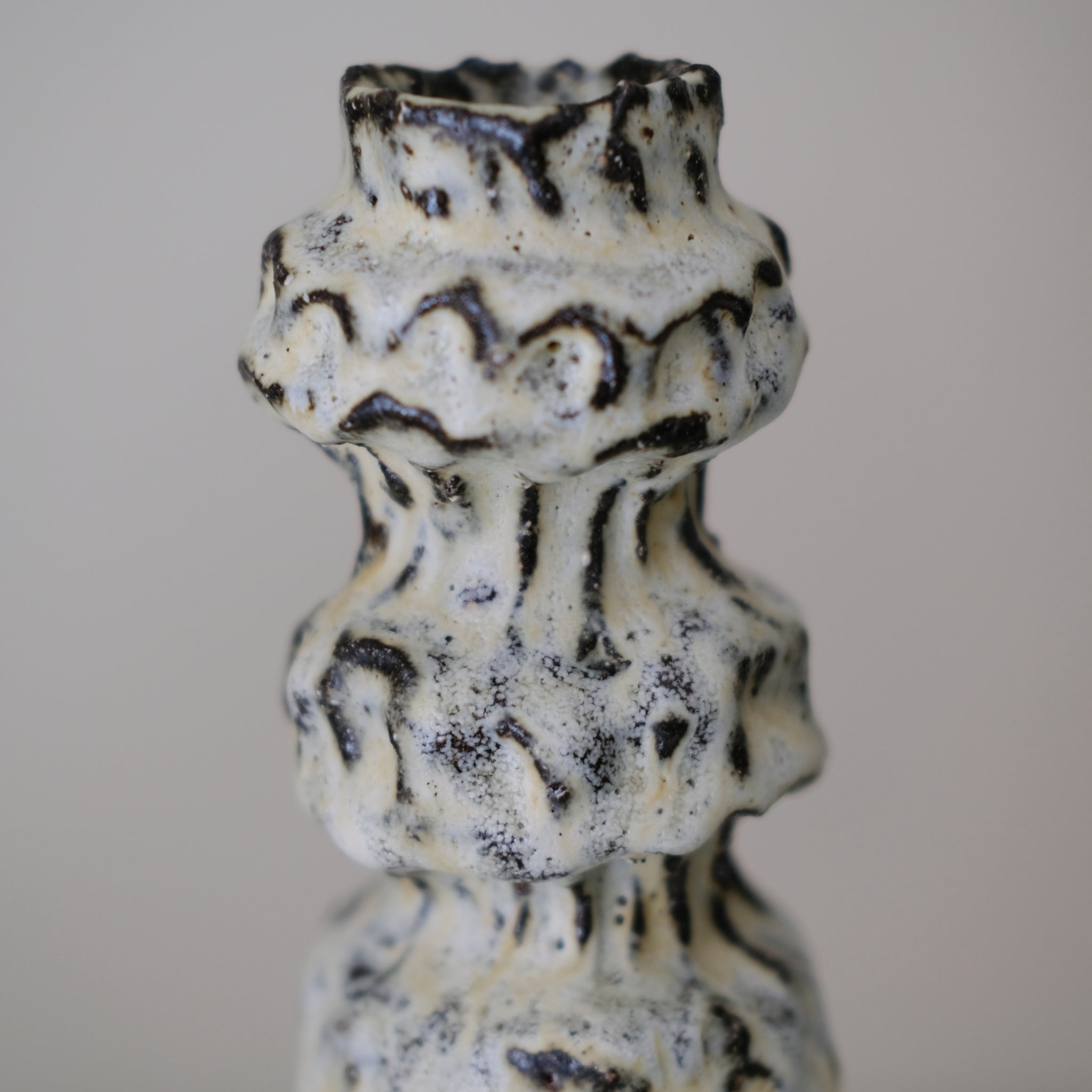 Bougeoir en terre recoltée H 28 cm- blanc mat de Potry chez Brutal Ceramics