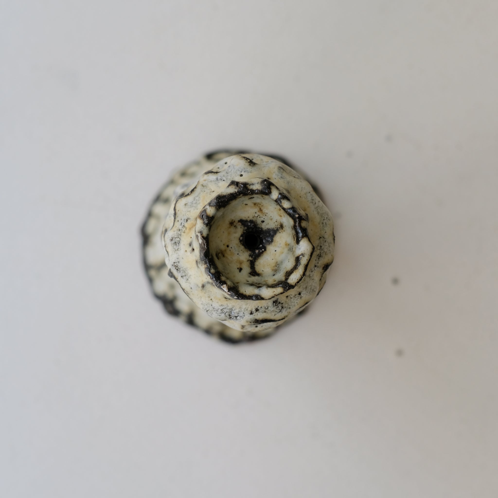 Bougeoir en terre recoltée H 28 cm- blanc mat de Potry chez Brutal Ceramics