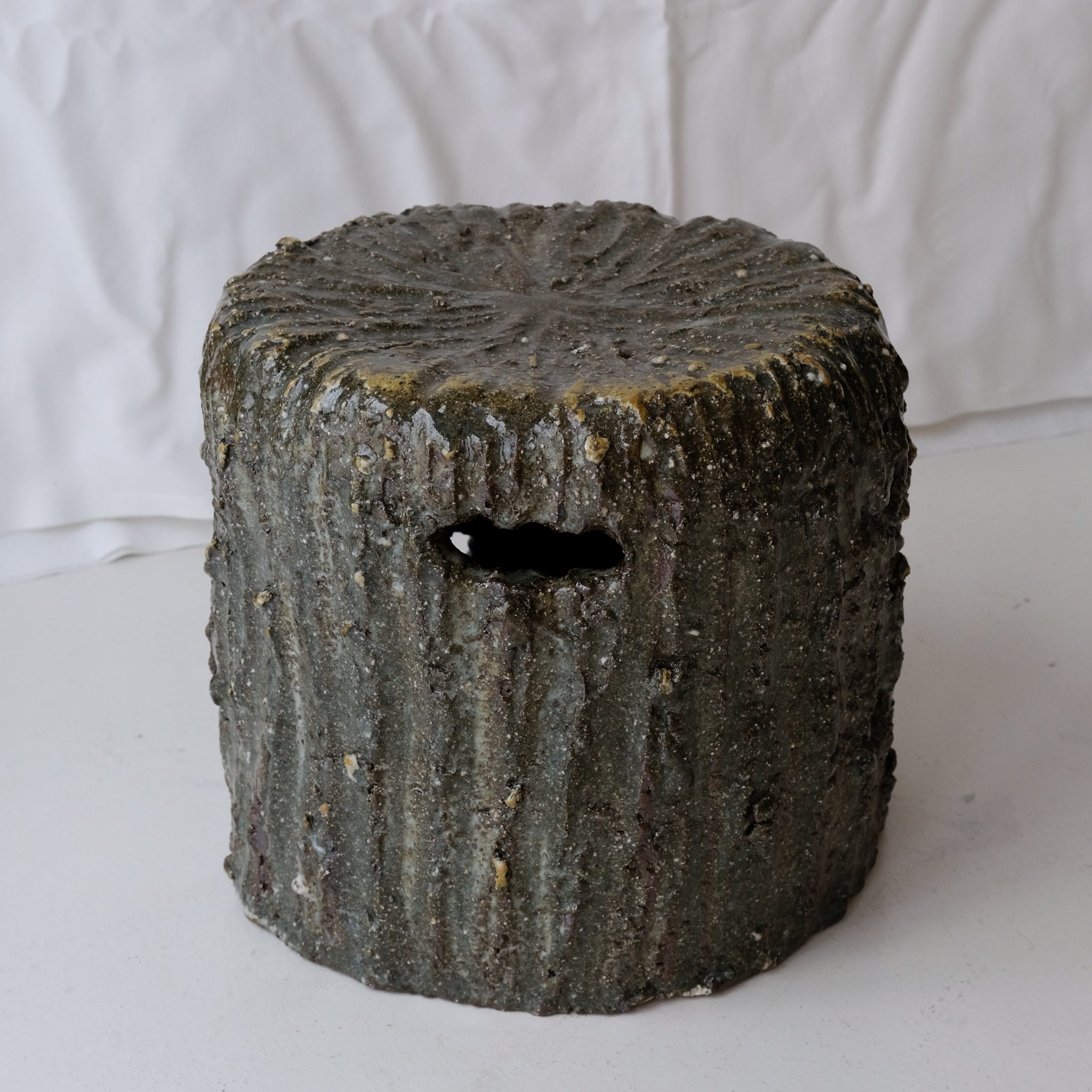 Tabouret en terre recoltée H 27 cm- vert brillant de Potry chez Brutal Ceramics