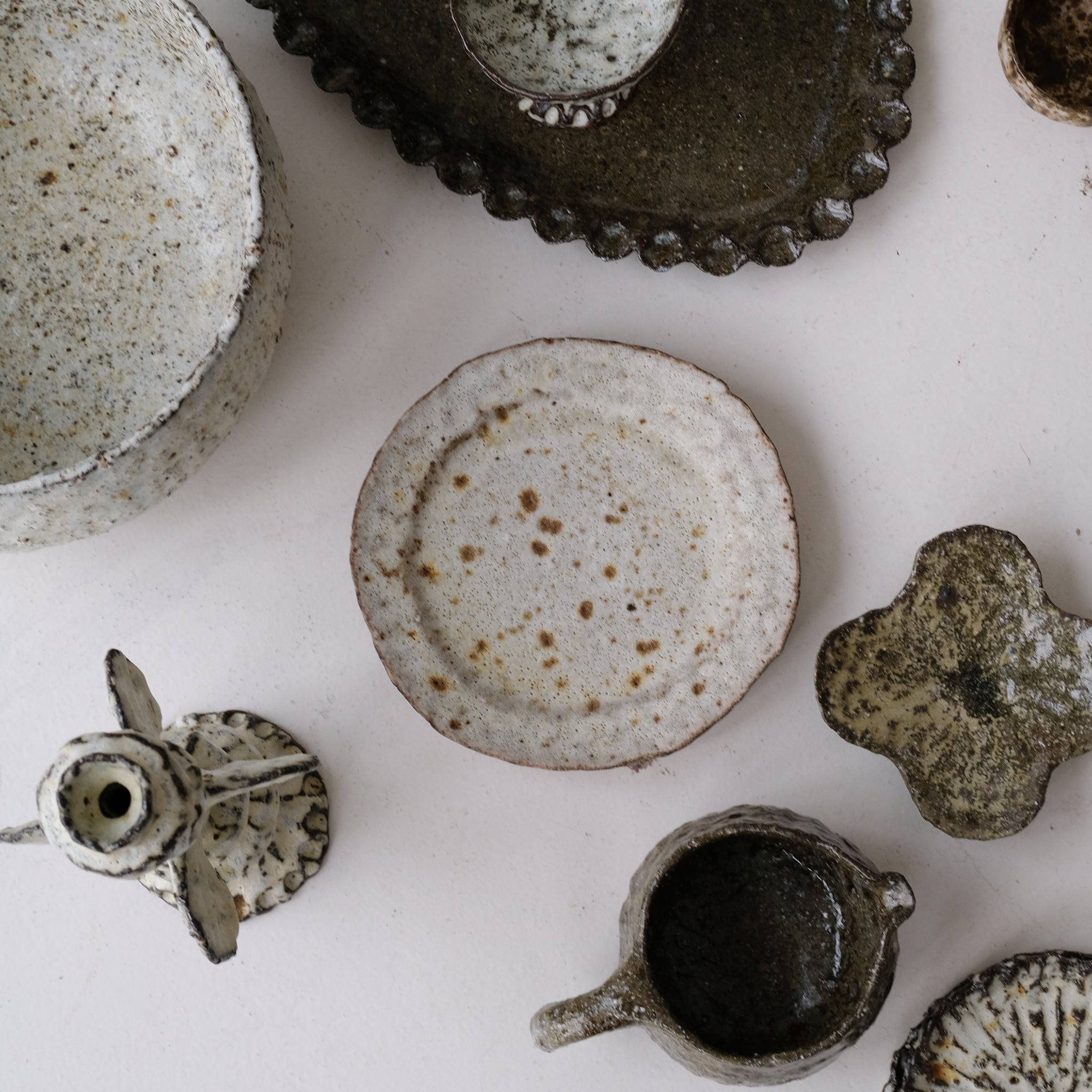 Assiette en terre recoltée D 20cm - blanc moucheté de Potry chez Brutal Ceramics