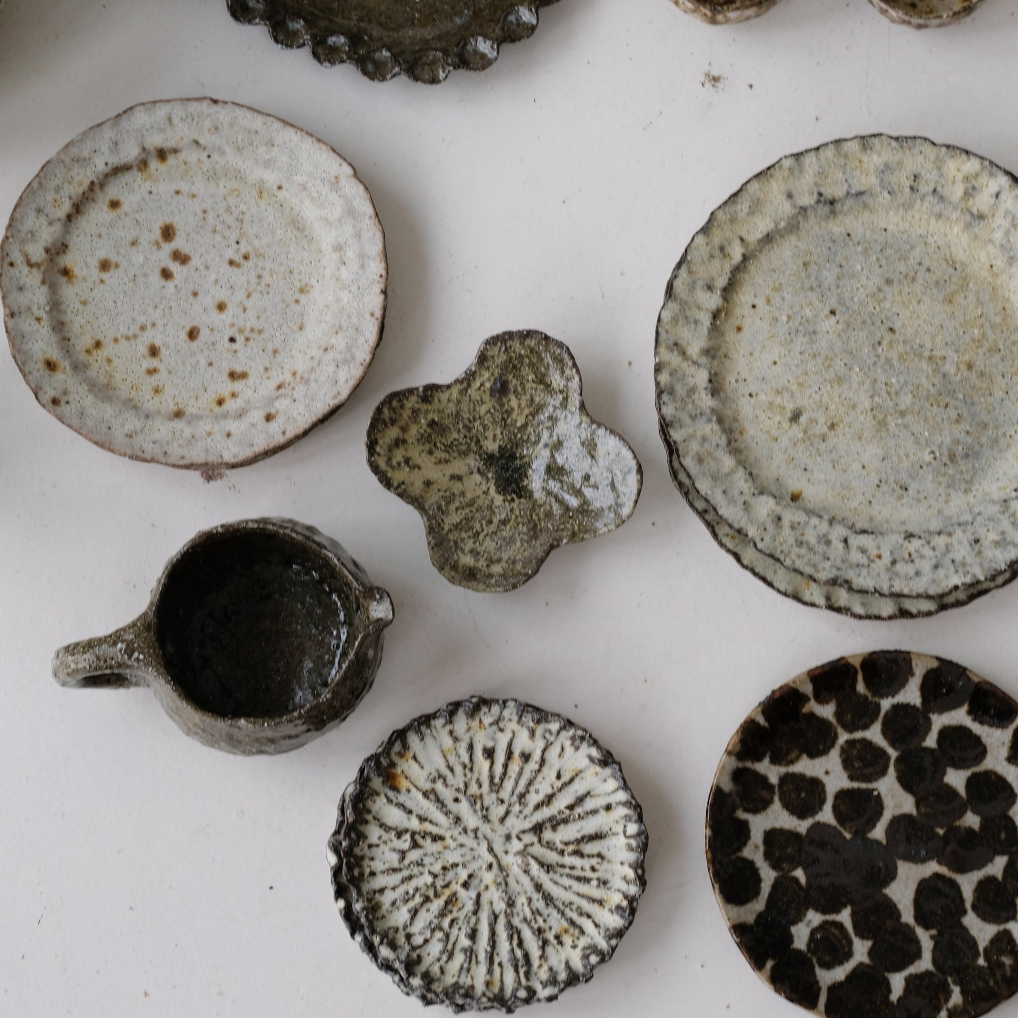Assiette nénuphar en terre recoltée cuisson feu L 15cm - vert satiné de Potry chez Brutal Ceramics