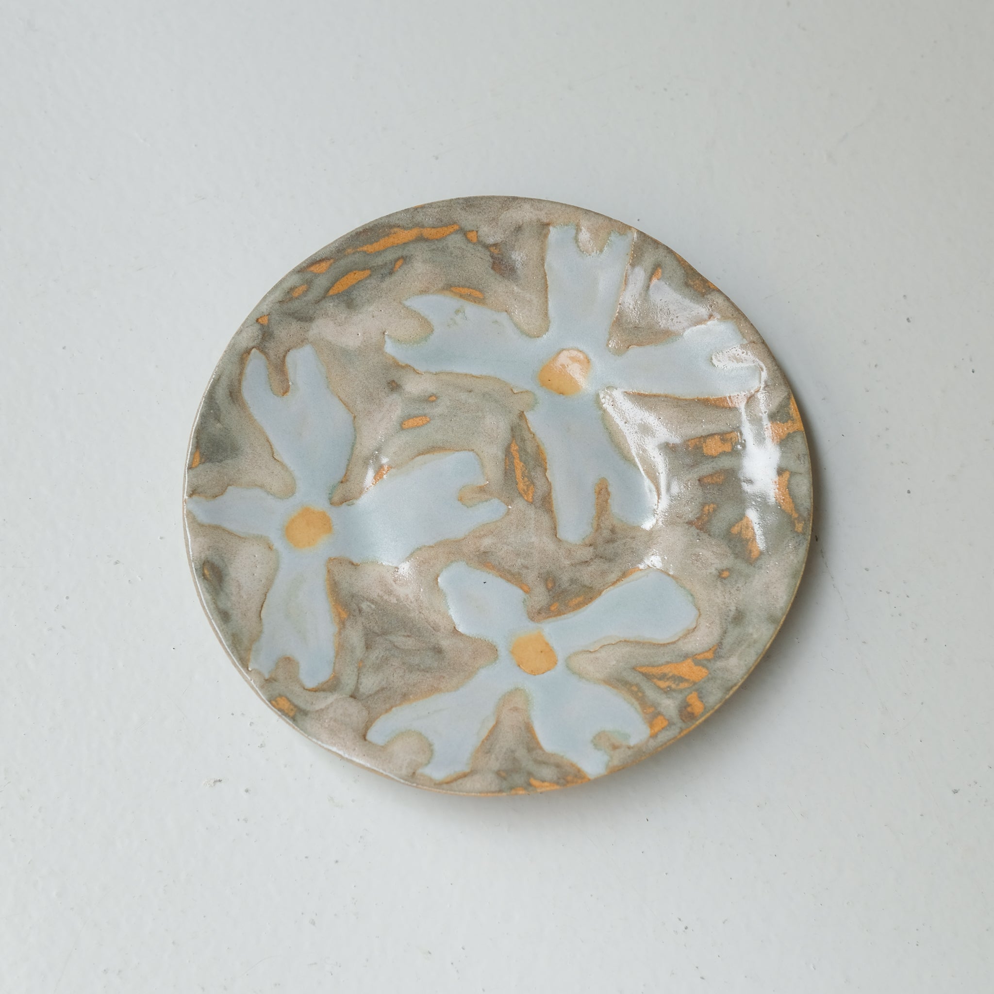 Assiette en grès D 14,5cm - multicolore d'Anne Sophie Matrella chez Brutal Ceramics