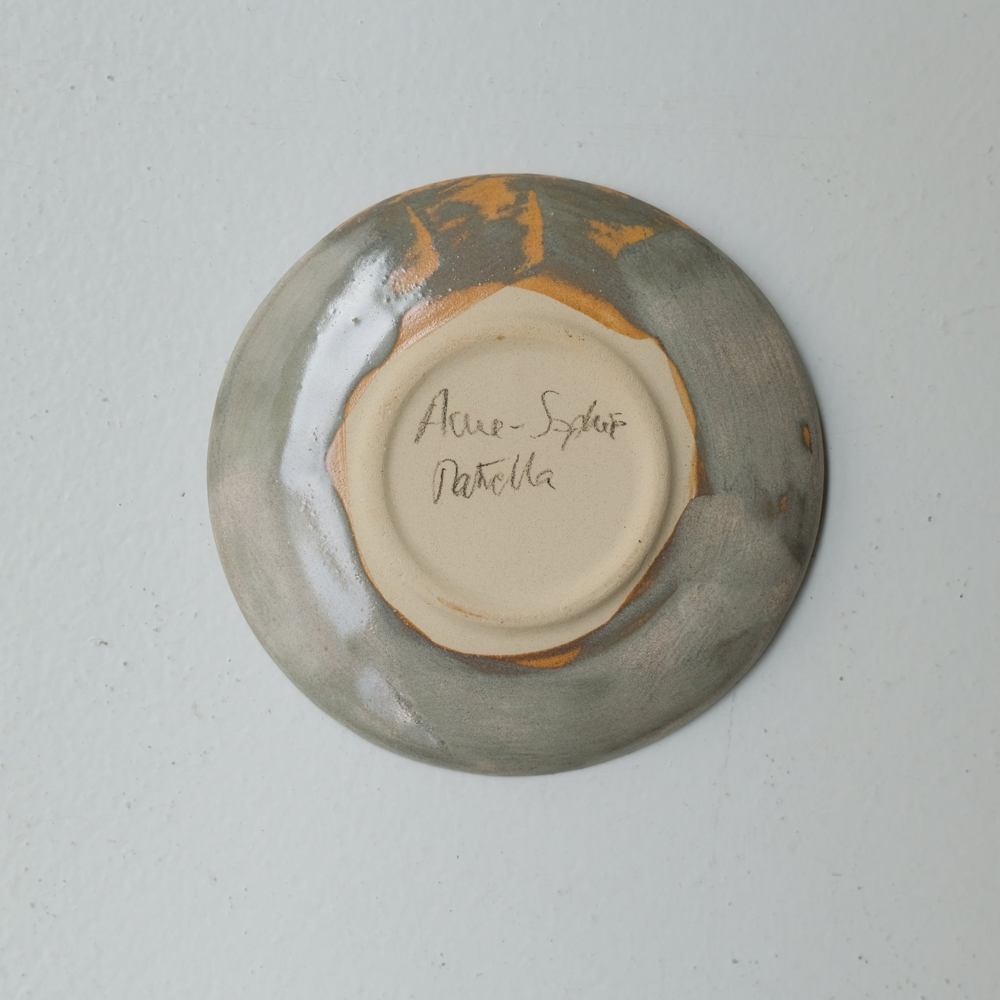 Assiette en grès D 14,5cm - multicolore d'Anne Sophie Matrella chez Brutal Ceramics