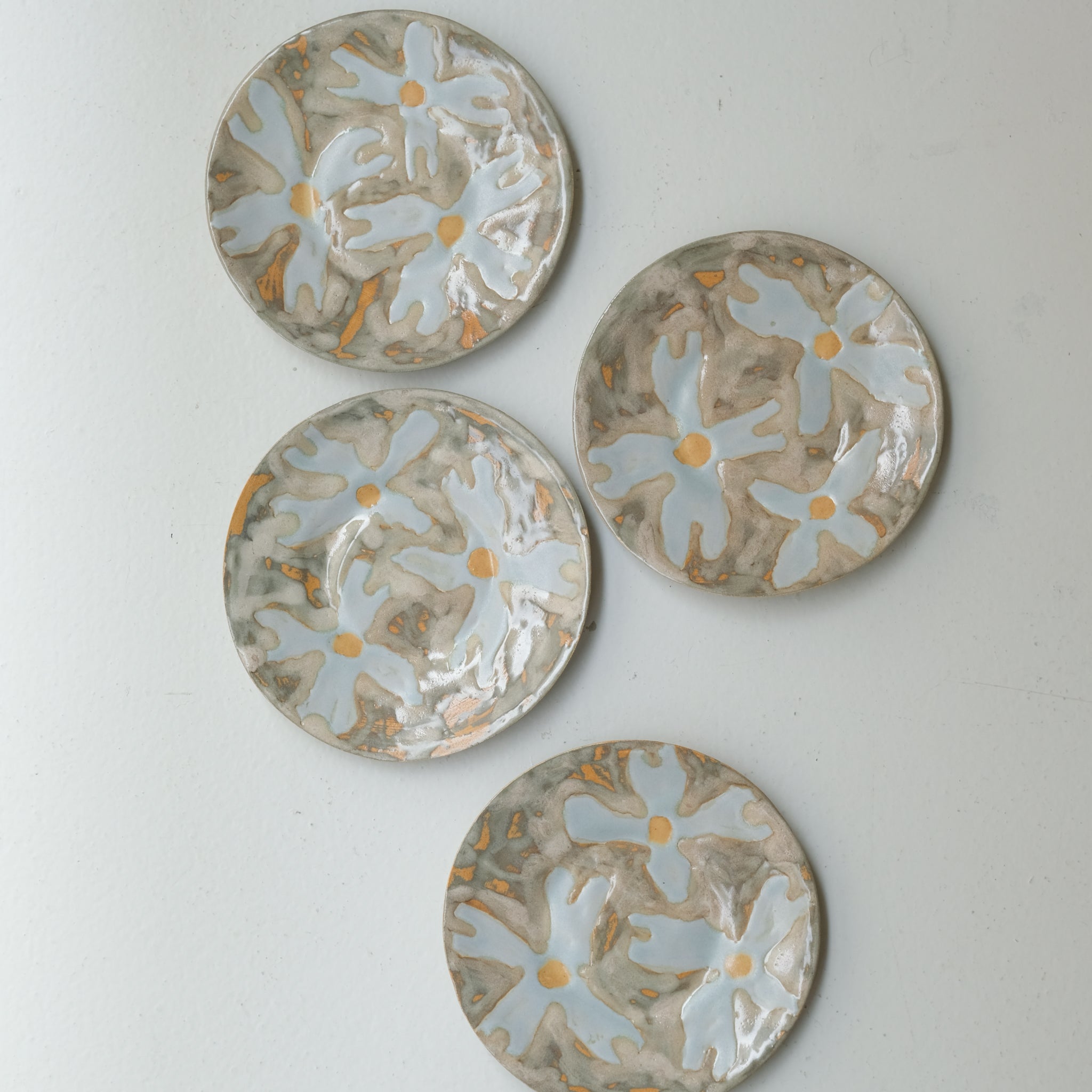 Assiette en grès D 14,5cm - multicolore d'Anne Sophie Matrella chez Brutal Ceramics