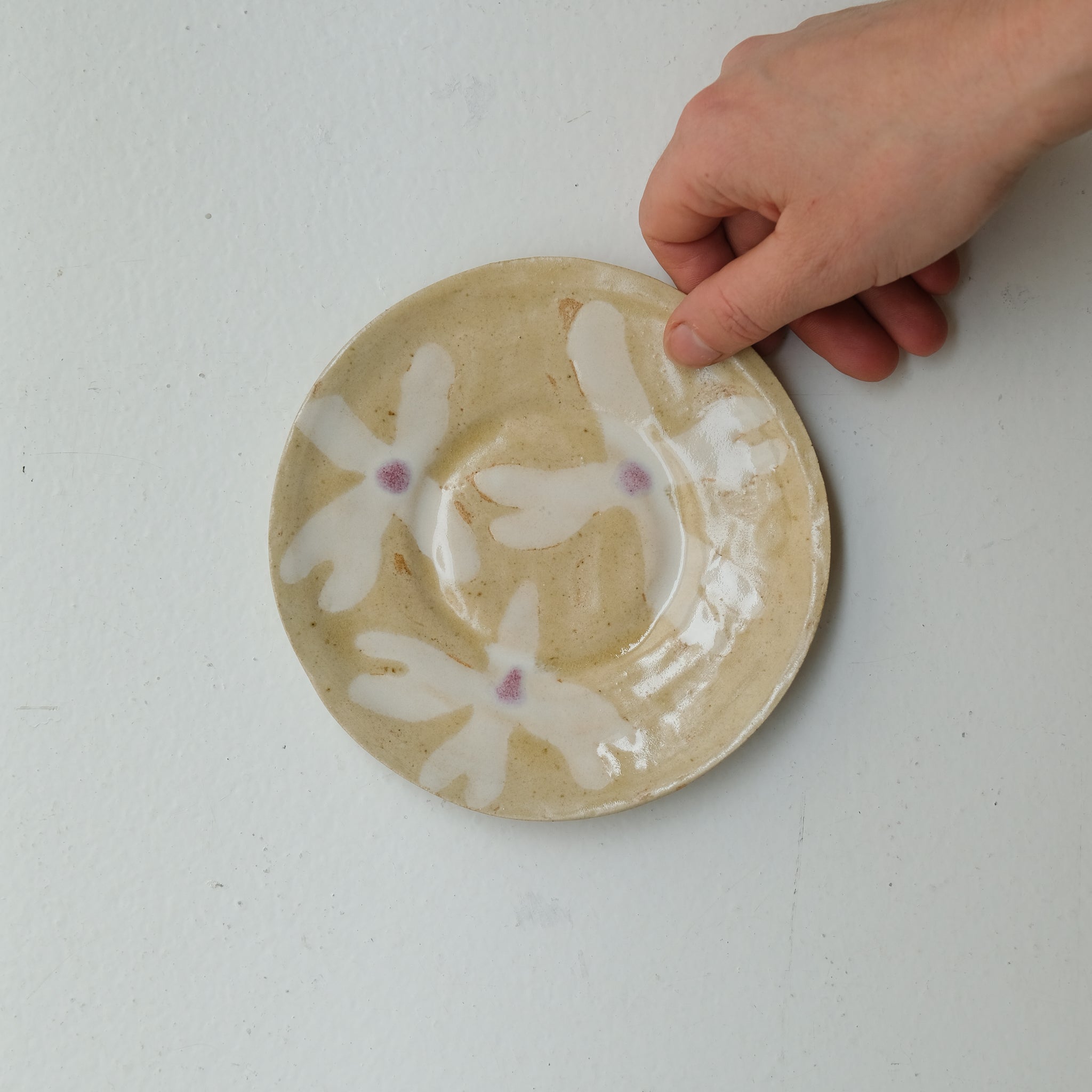 Assiette en grès D 14,5cm - beige,blanc,violet d'Anne Sophie Matrella chez Brutal Ceramics