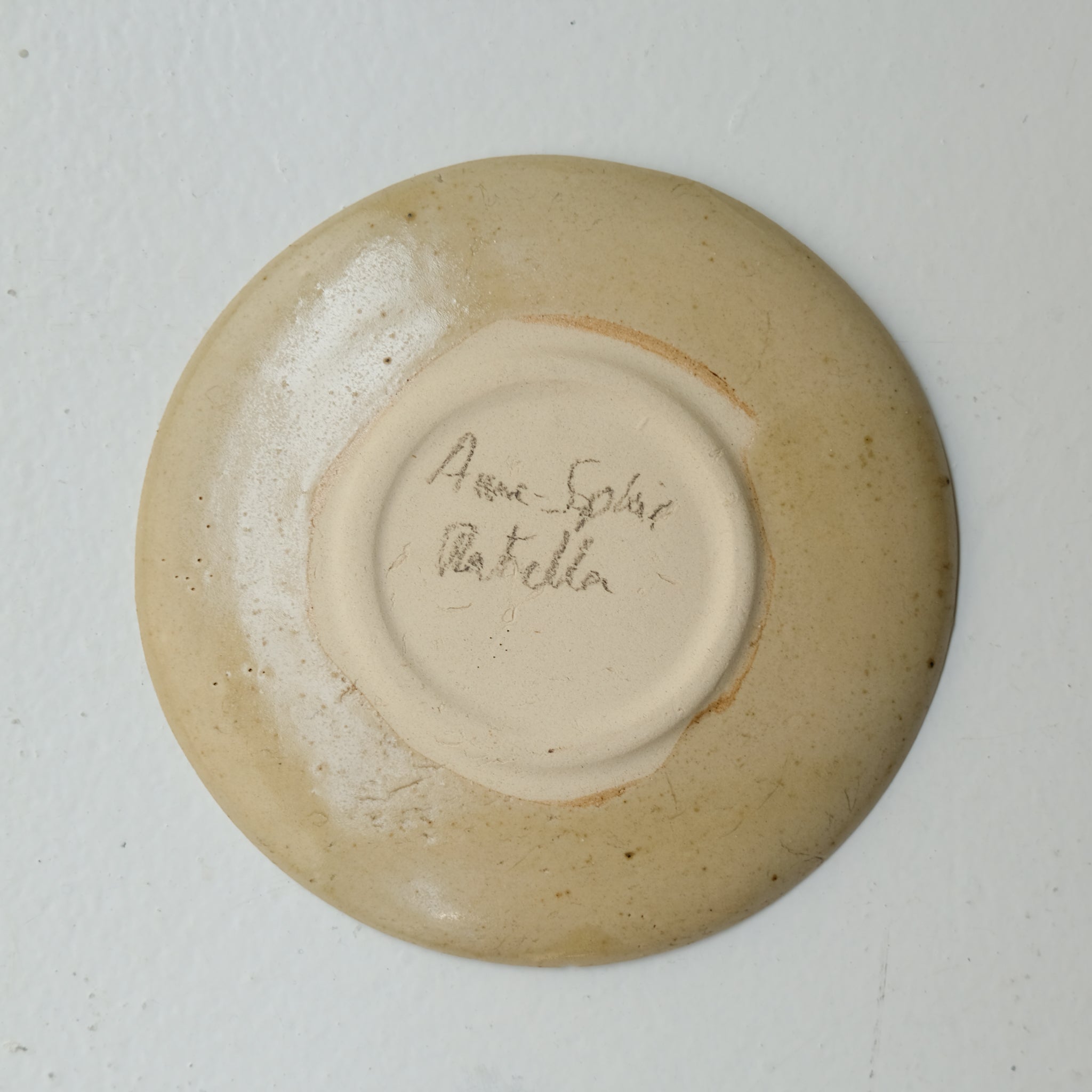 Assiette en grès D 14,5cm - beige,blanc,violet d'Anne Sophie Matrella chez Brutal Ceramics