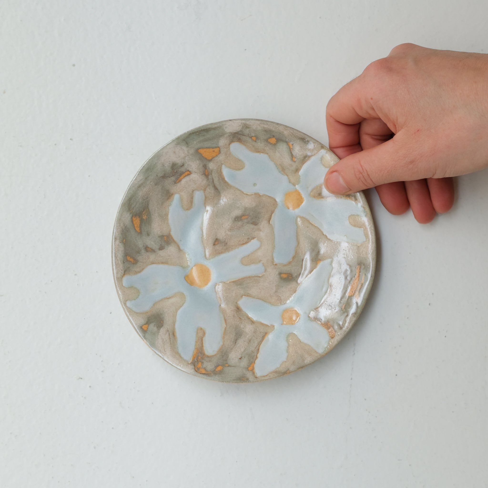 Assiette en grès D 14,5cm - multicolore d'Anne Sophie Matrella chez Brutal Ceramics