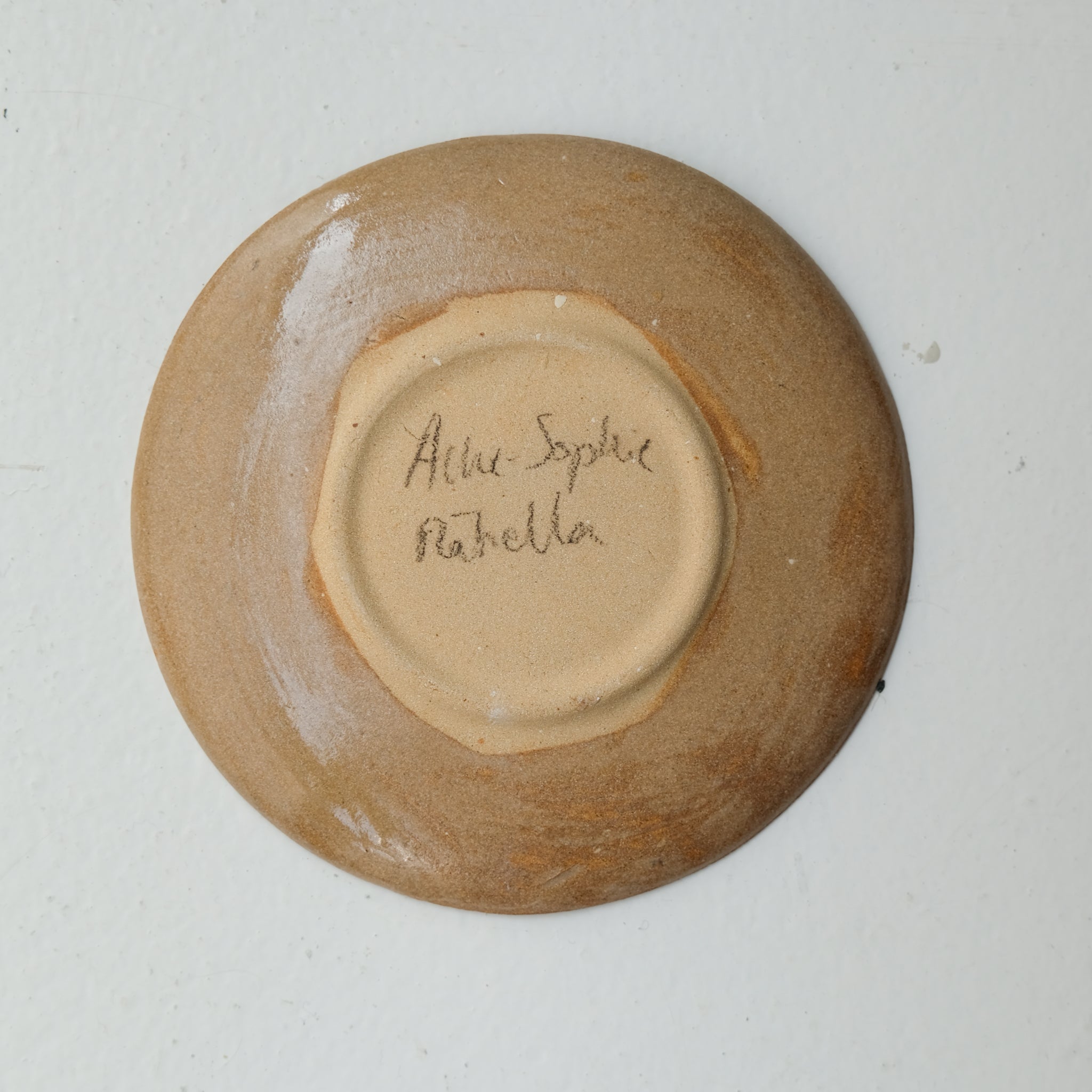 Assiette en grès D 14,5cm - brun,bleu,violet d'Anne Sophie Matrella chez Brutal Ceramics
