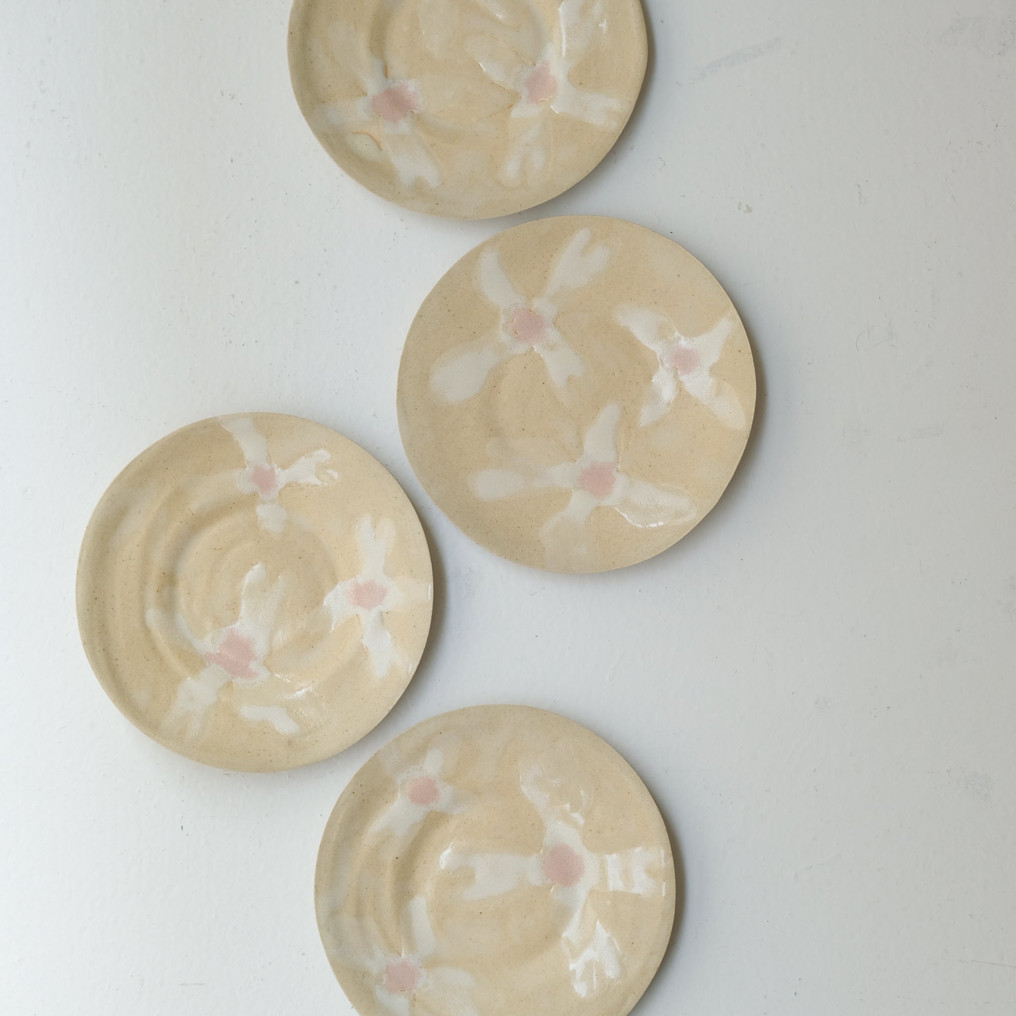 Assiette en grès D 14,5cm - multicolore d'Anne Sophie Matrella chez Brutal Ceramics