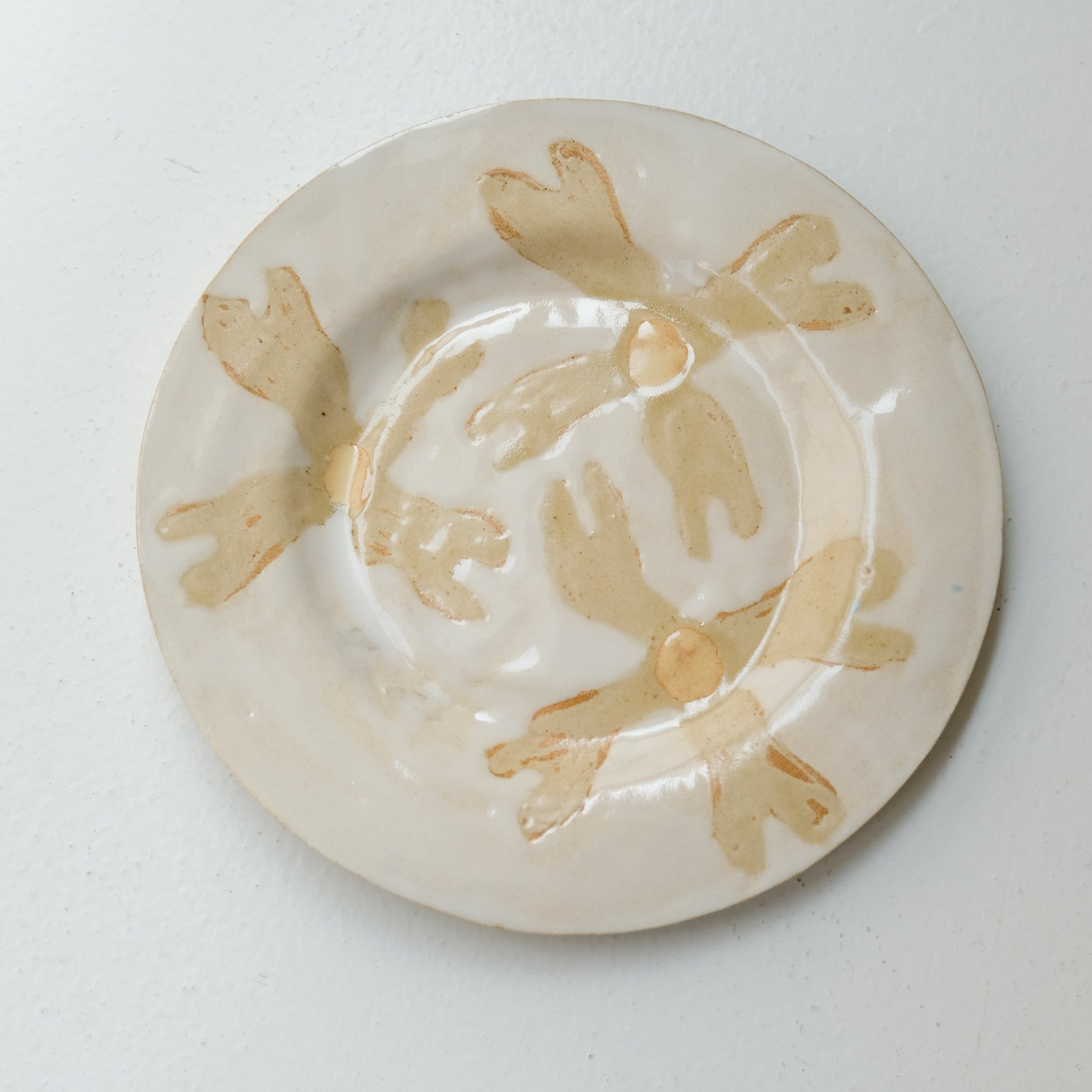 Assiette en grès D 22cm - beige,blanc,jaune d'Anne Sophie Matrella chez Brutal Ceramics