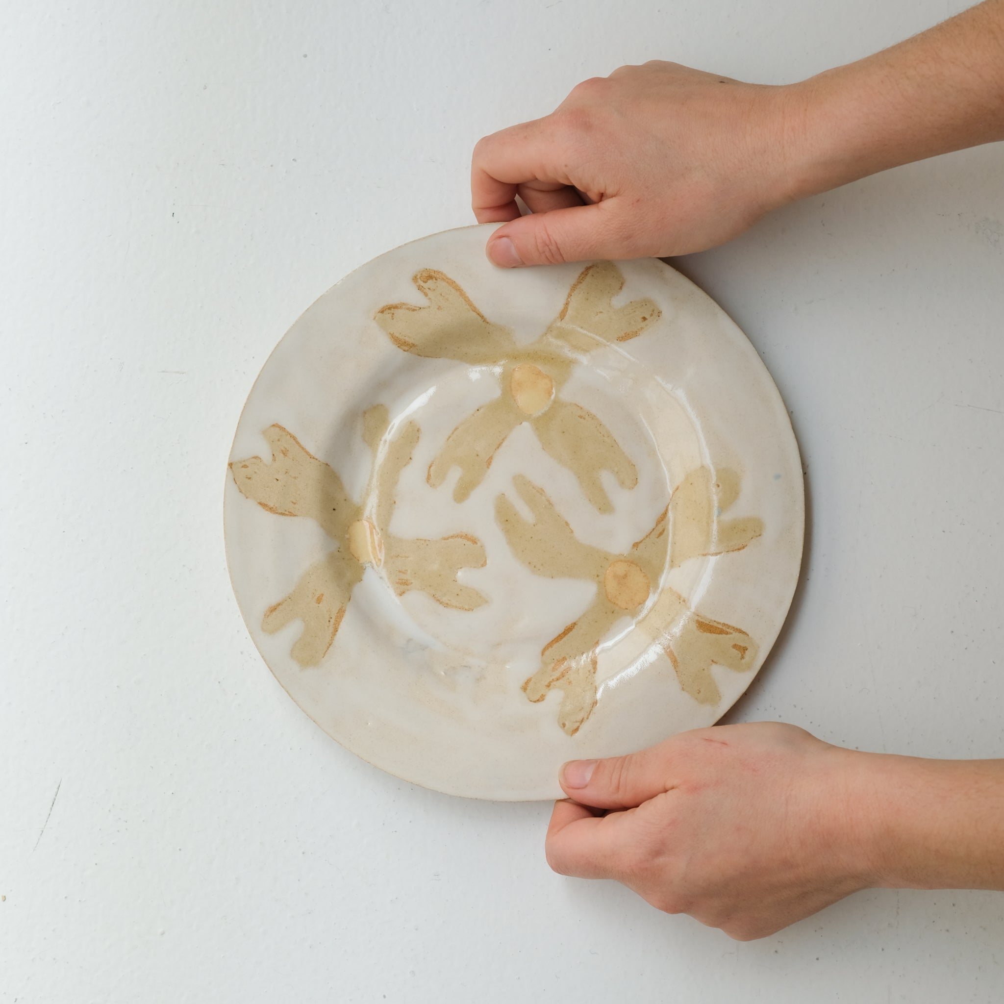 Assiette en grès D 22cm - beige,blanc,jaune d'Anne Sophie Matrella chez Brutal Ceramics