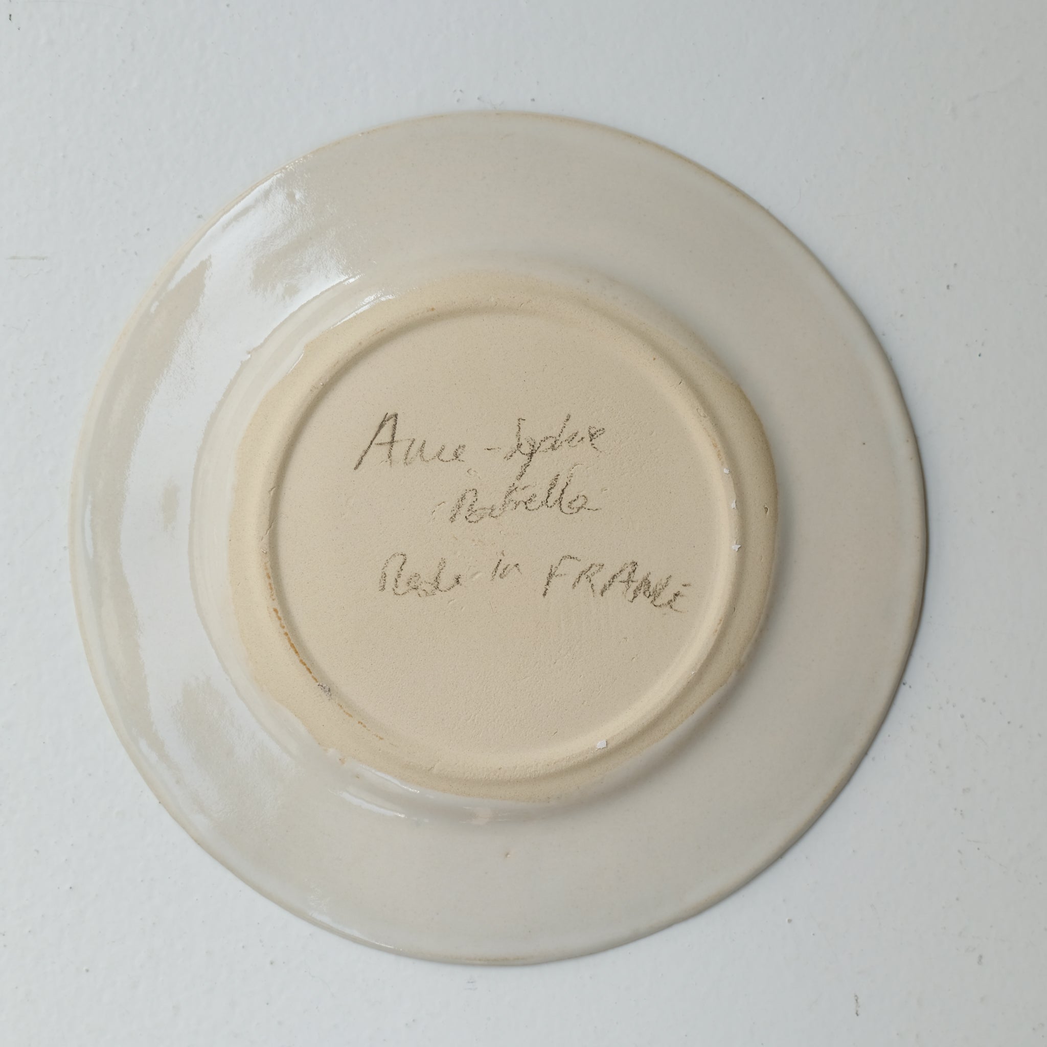 Assiette en grès D 22cm - beige,blanc,jaune d'Anne Sophie Matrella chez Brutal Ceramics