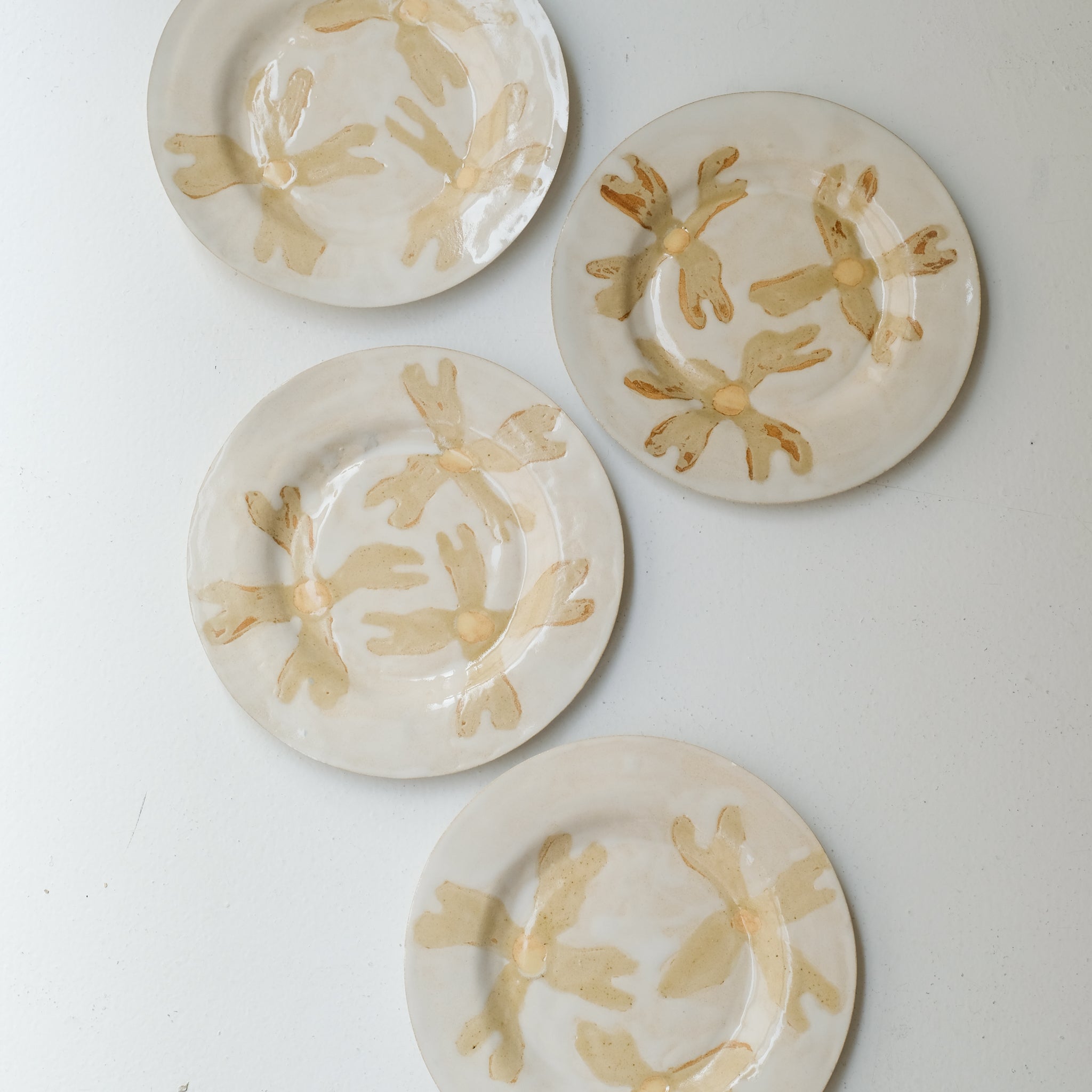 Assiette en grès D 22cm - beige,blanc,jaune d'Anne Sophie Matrella chez Brutal Ceramics