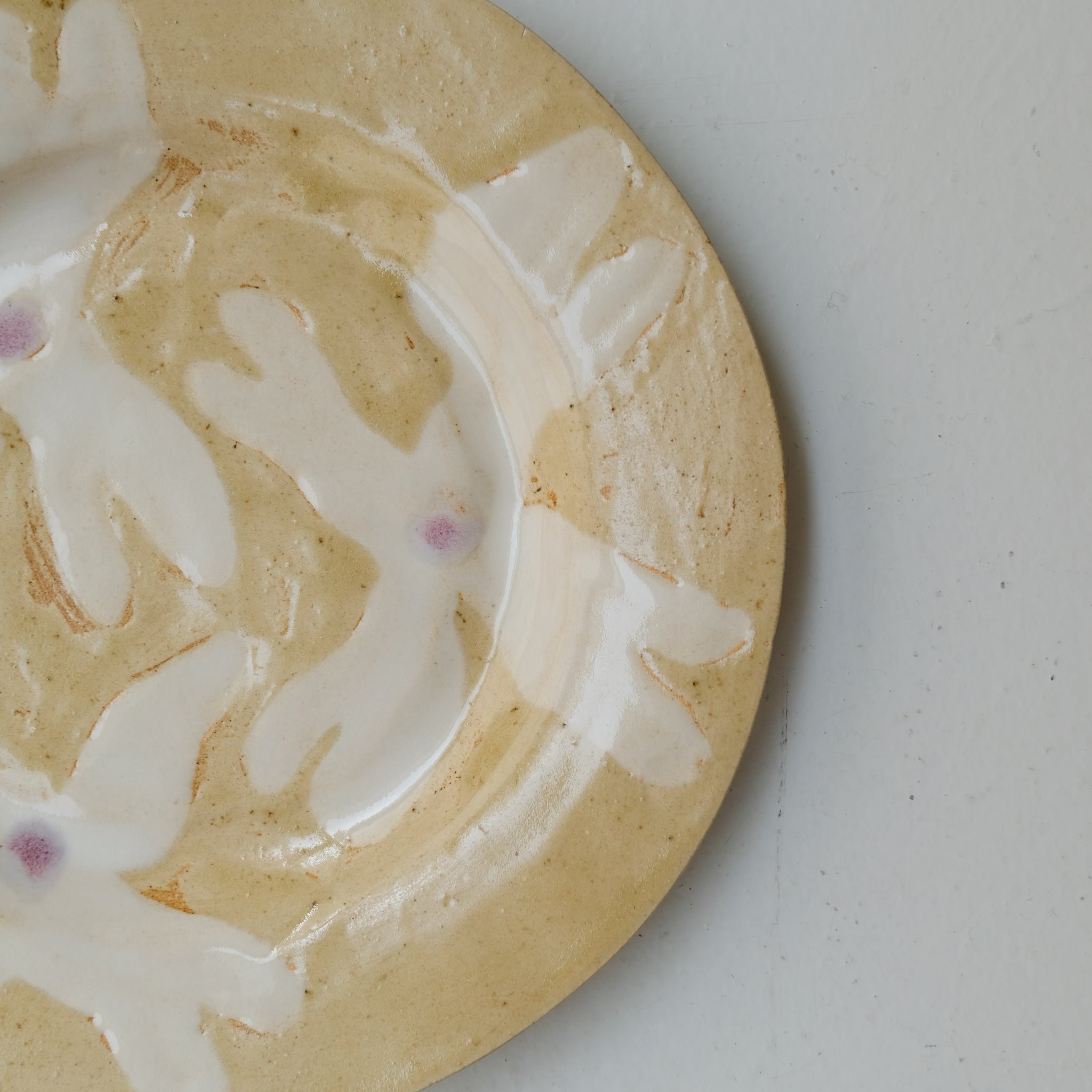 Assiette en grès D 22cm - blanc,beige,violet d'Anne Sophie Matrella chez Brutal Ceramics