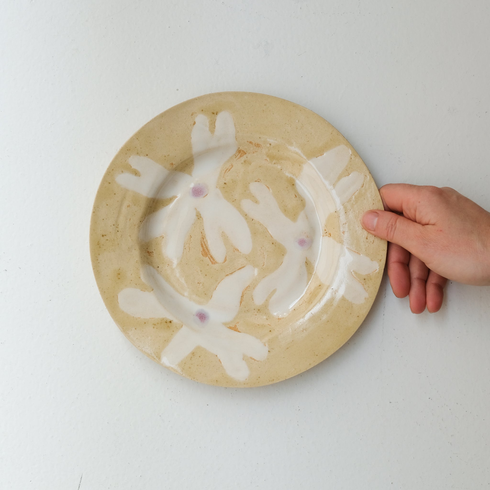Assiette en grès D 22cm - blanc,beige,violet d'Anne Sophie Matrella chez Brutal Ceramics