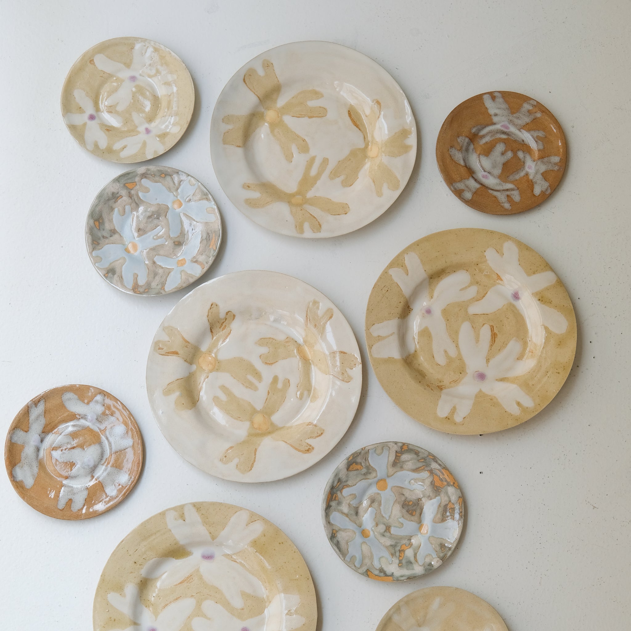 Assiette en grès D 14,5cm - beige,blanc,violet d'Anne Sophie Matrella chez Brutal Ceramics
