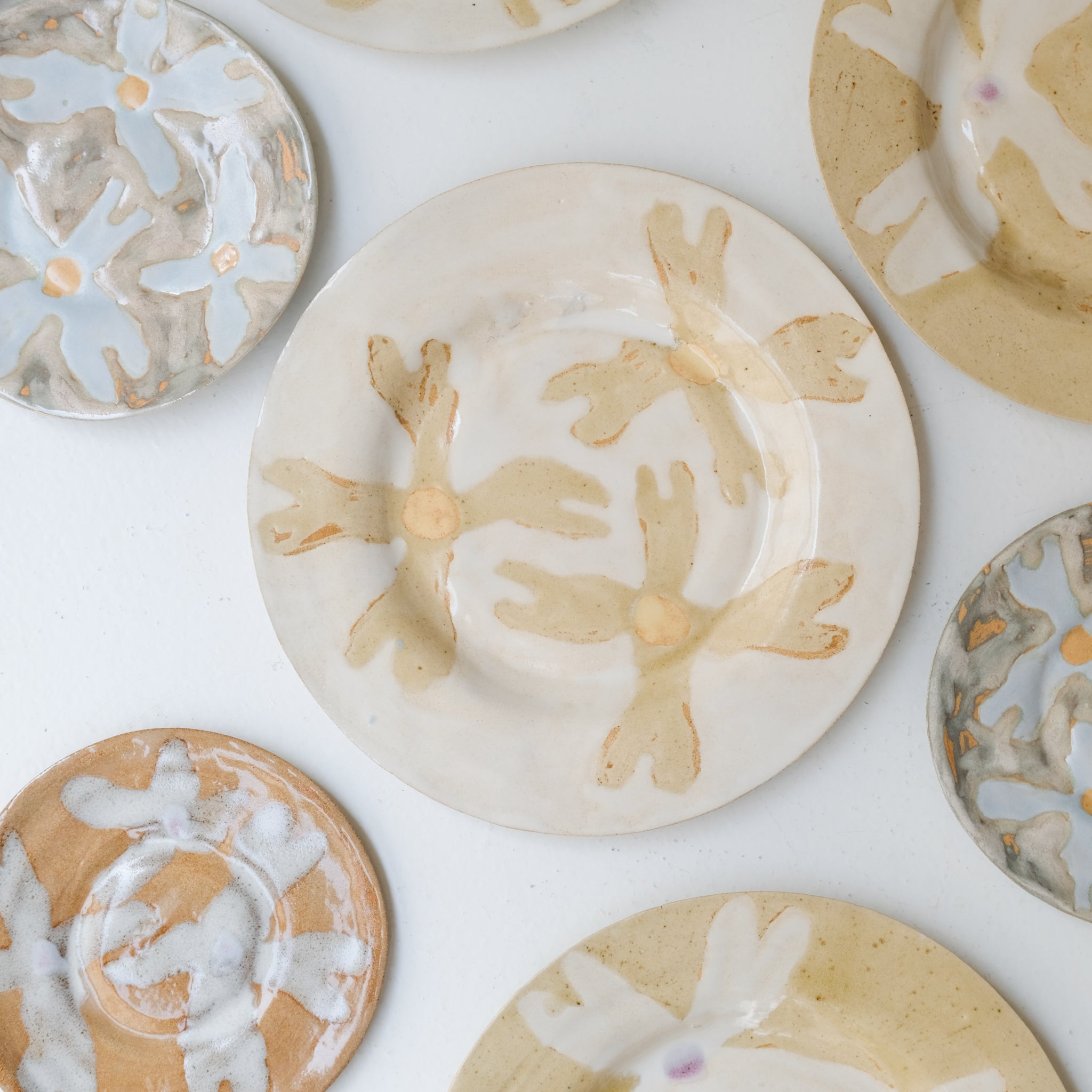 Assiette en grès D 22cm - beige,blanc,jaune d'Anne Sophie Matrella chez Brutal Ceramics