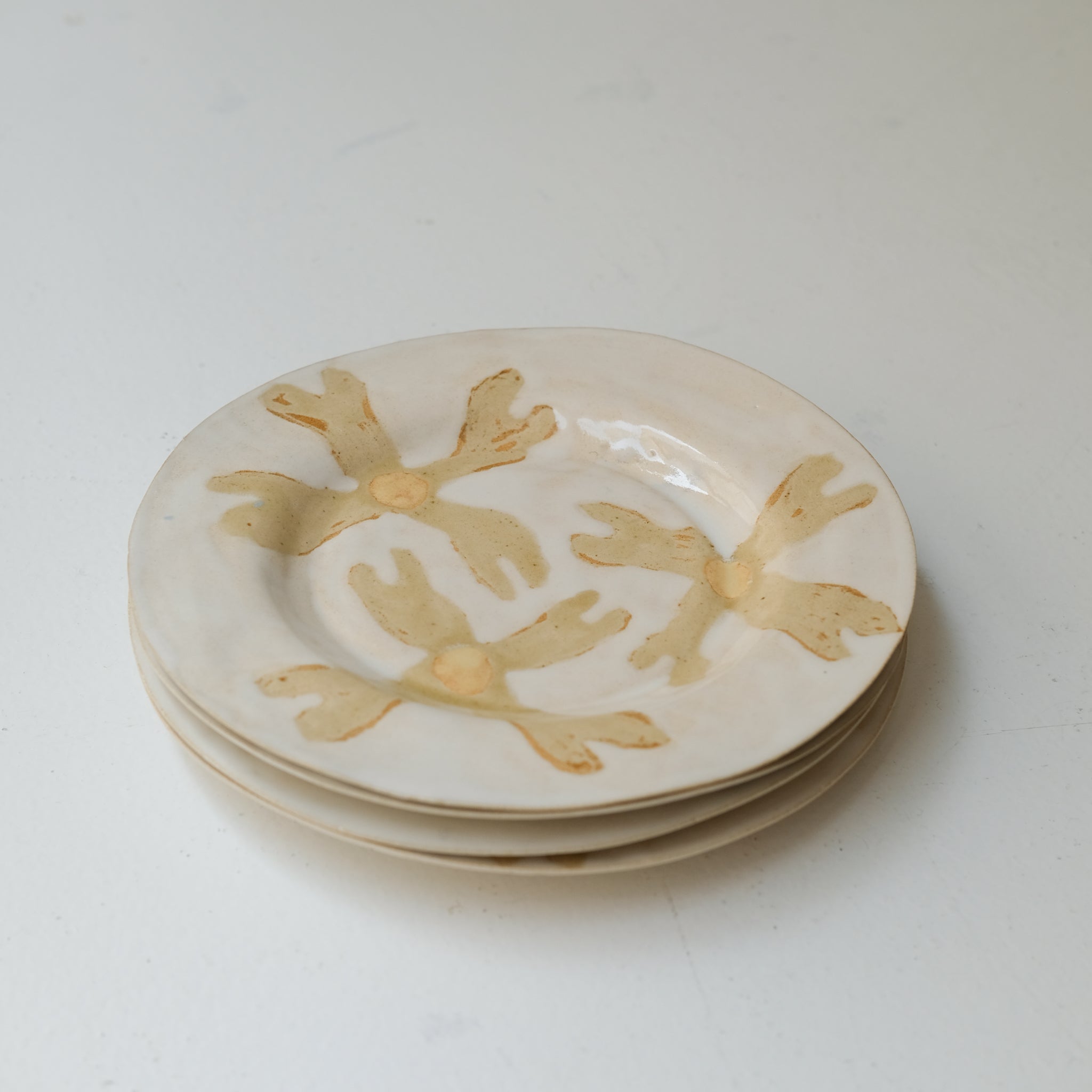 Assiette en grès D 22cm - beige,blanc,jaune d'Anne Sophie Matrella chez Brutal Ceramics