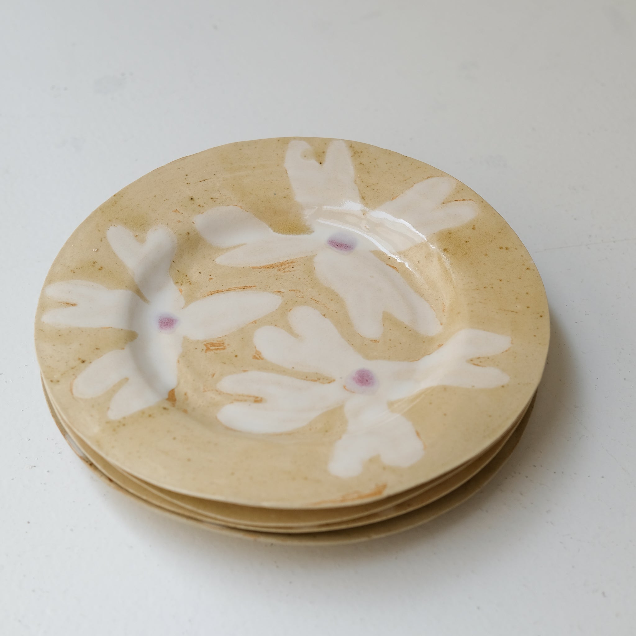 Assiette en grès D 22cm - blanc,beige,violet d'Anne Sophie Matrella chez Brutal Ceramics