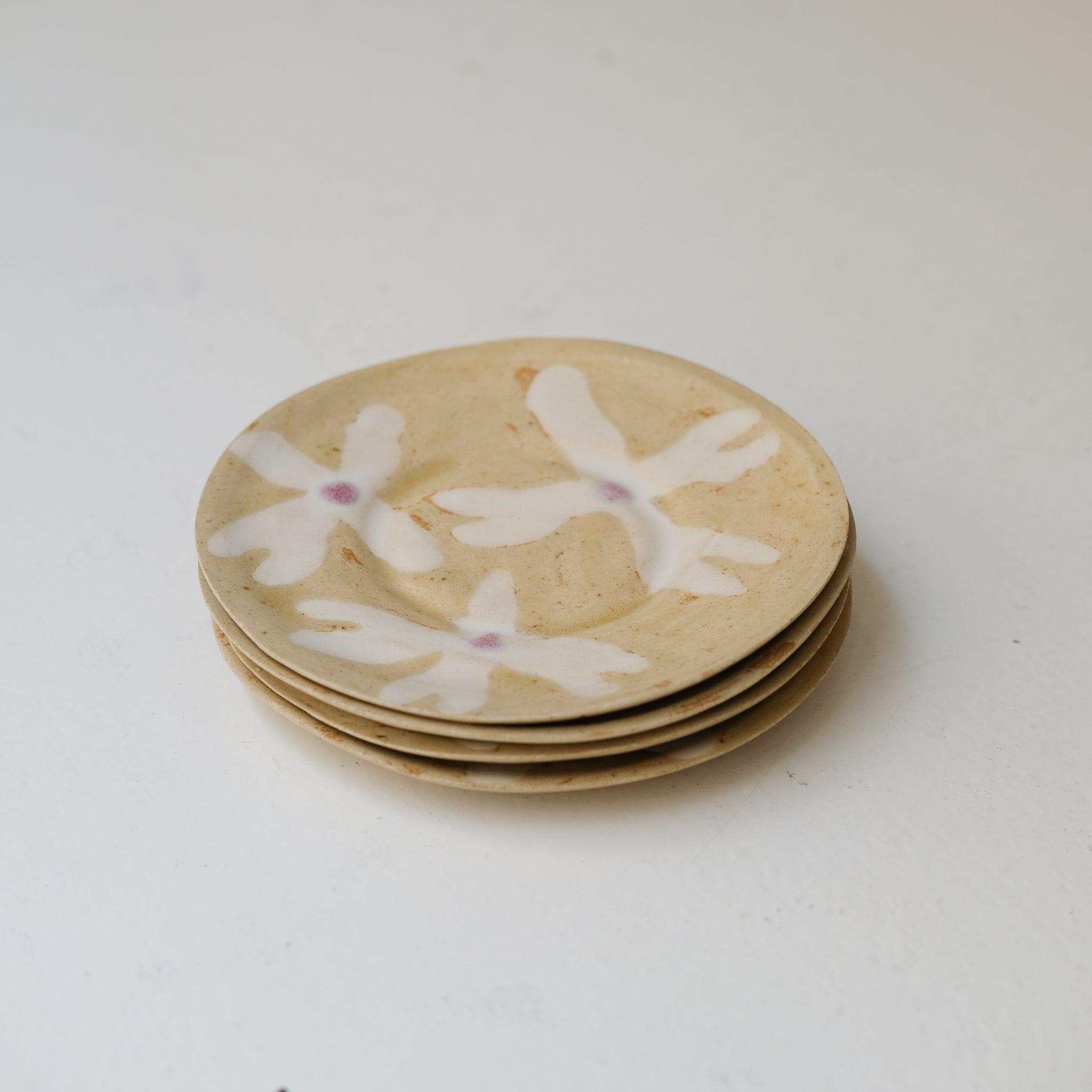 Assiette en grès D 14,5cm - beige,blanc,violet d'Anne Sophie Matrella chez Brutal Ceramics
