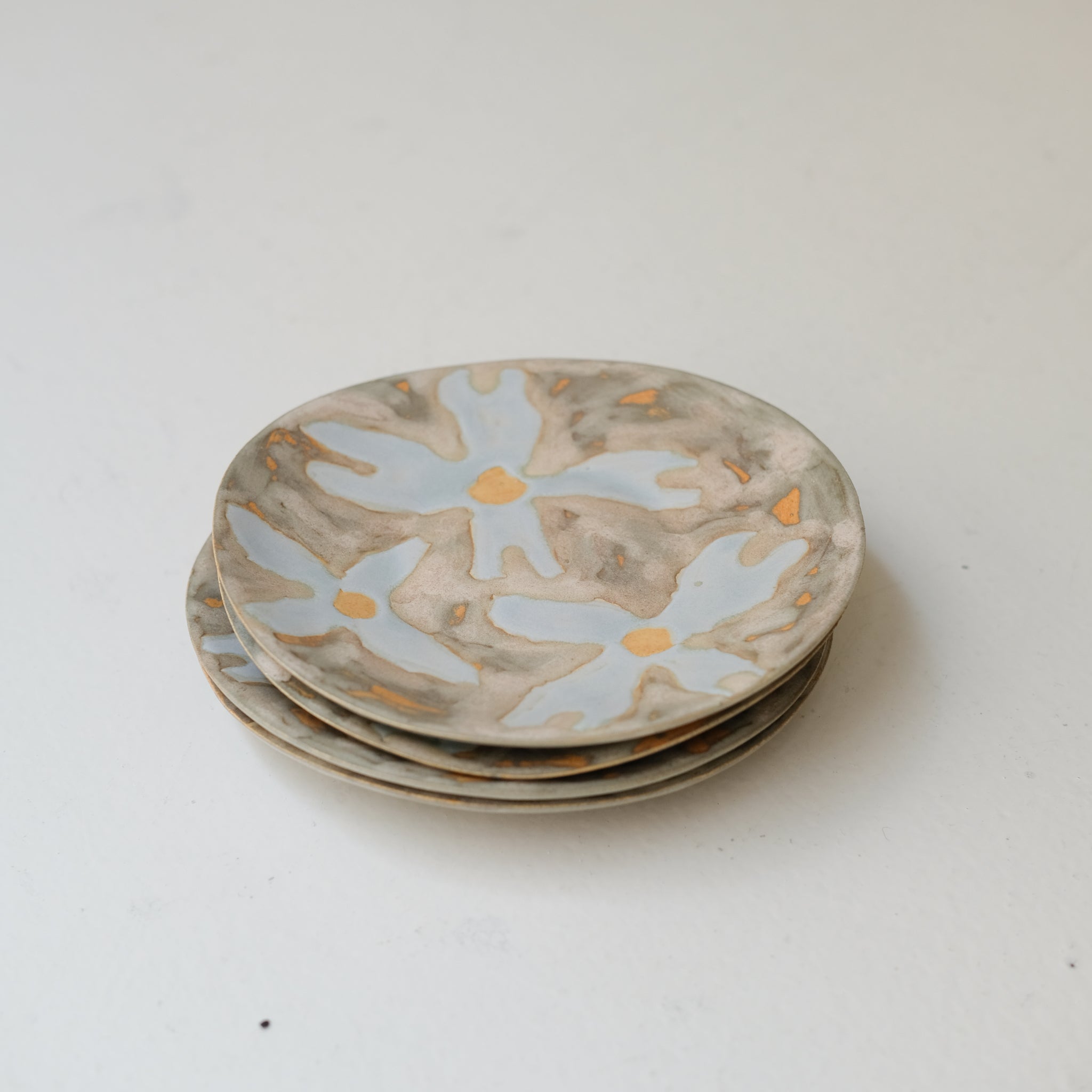 Assiette en grès D 14,5cm - multicolore d'Anne Sophie Matrella chez Brutal Ceramics